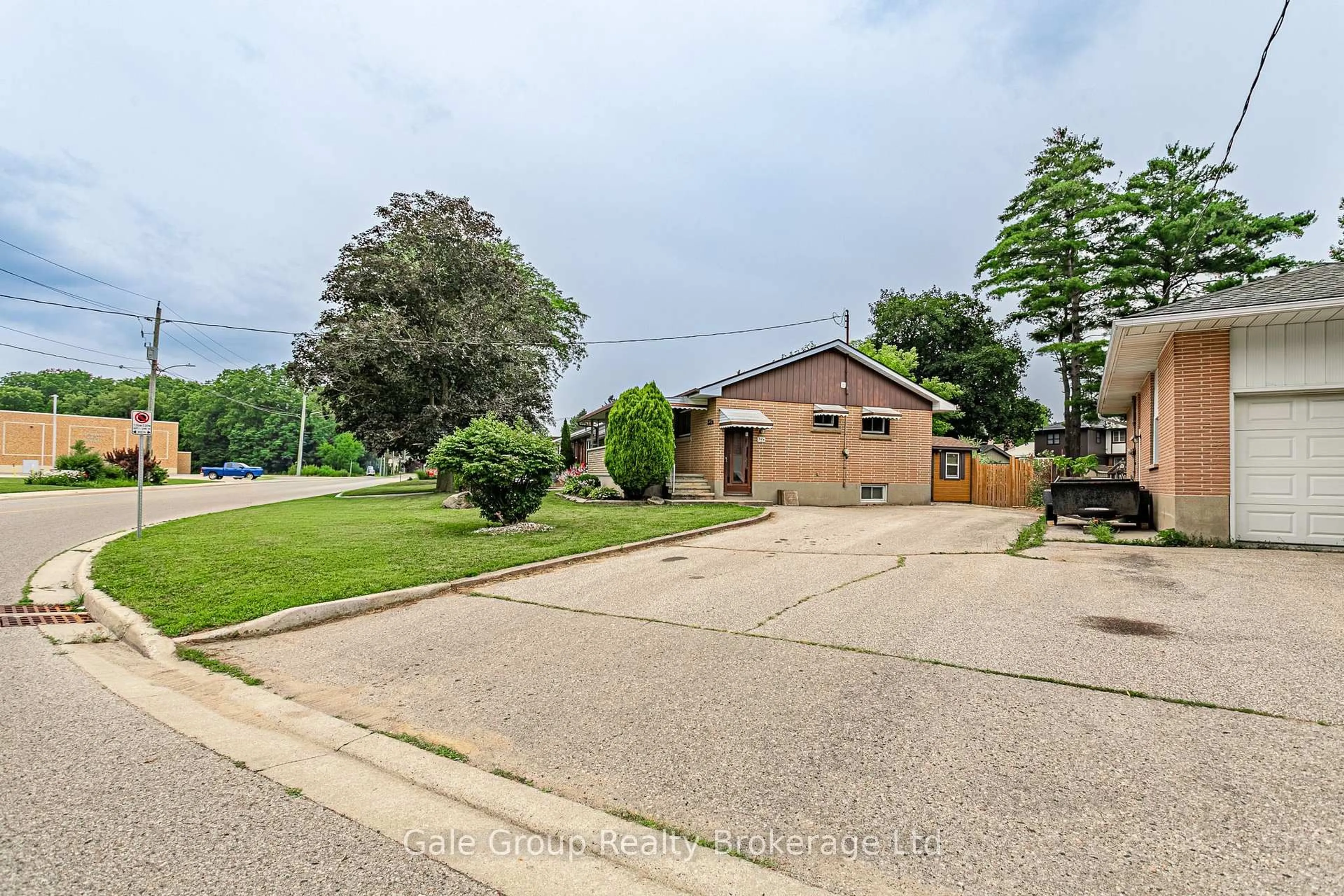A pic from outside/outdoor area/front of a property/back of a property/a pic from drone, street for 32A Glendale Dr, Tillsonburg Ontario N4G 1J5