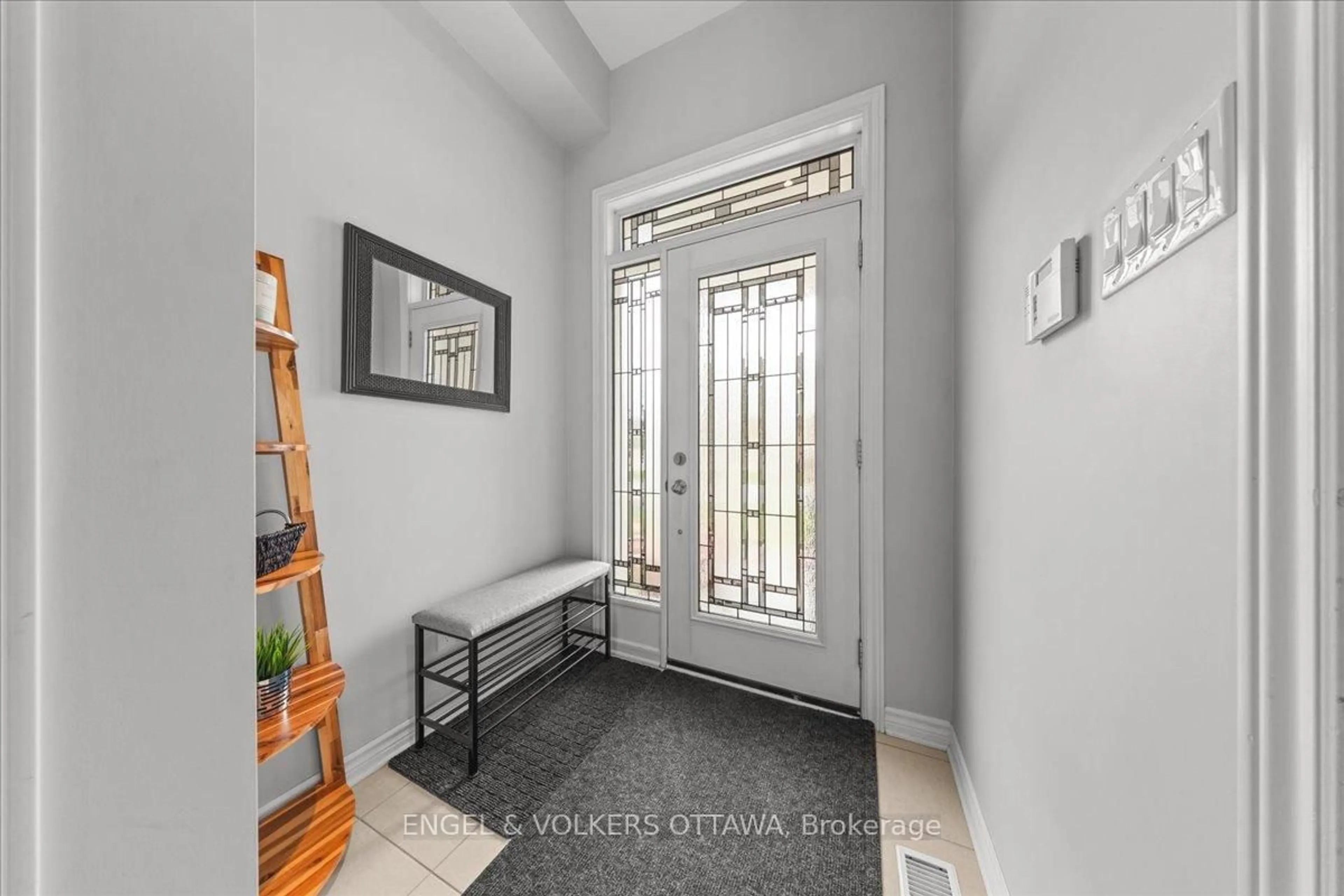 Indoor entryway for 520 Rochefort Circ, Ottawa Ontario K4A 0M8