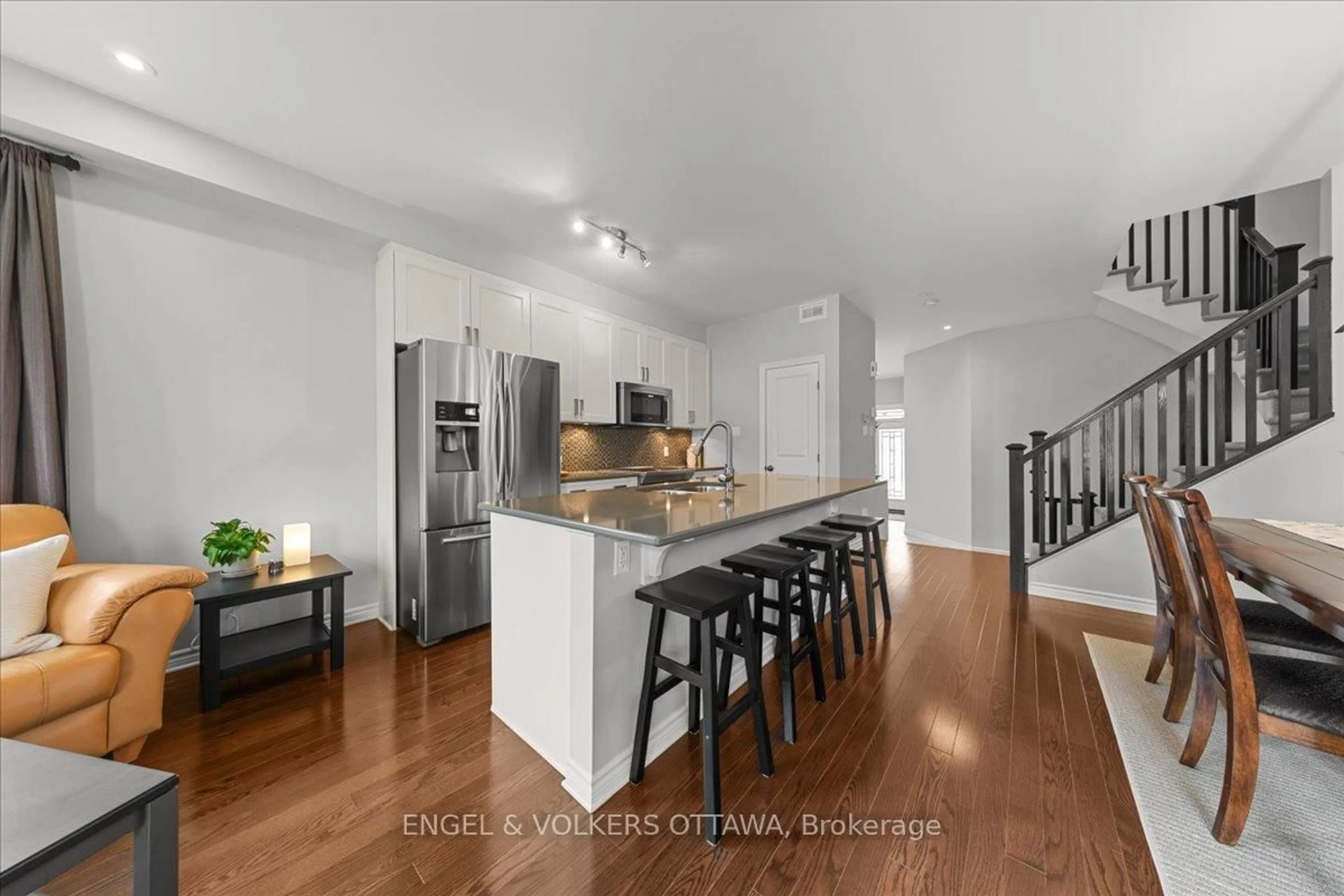 Open concept kitchen, unknown for 520 Rochefort Circ, Ottawa Ontario K4A 0M8