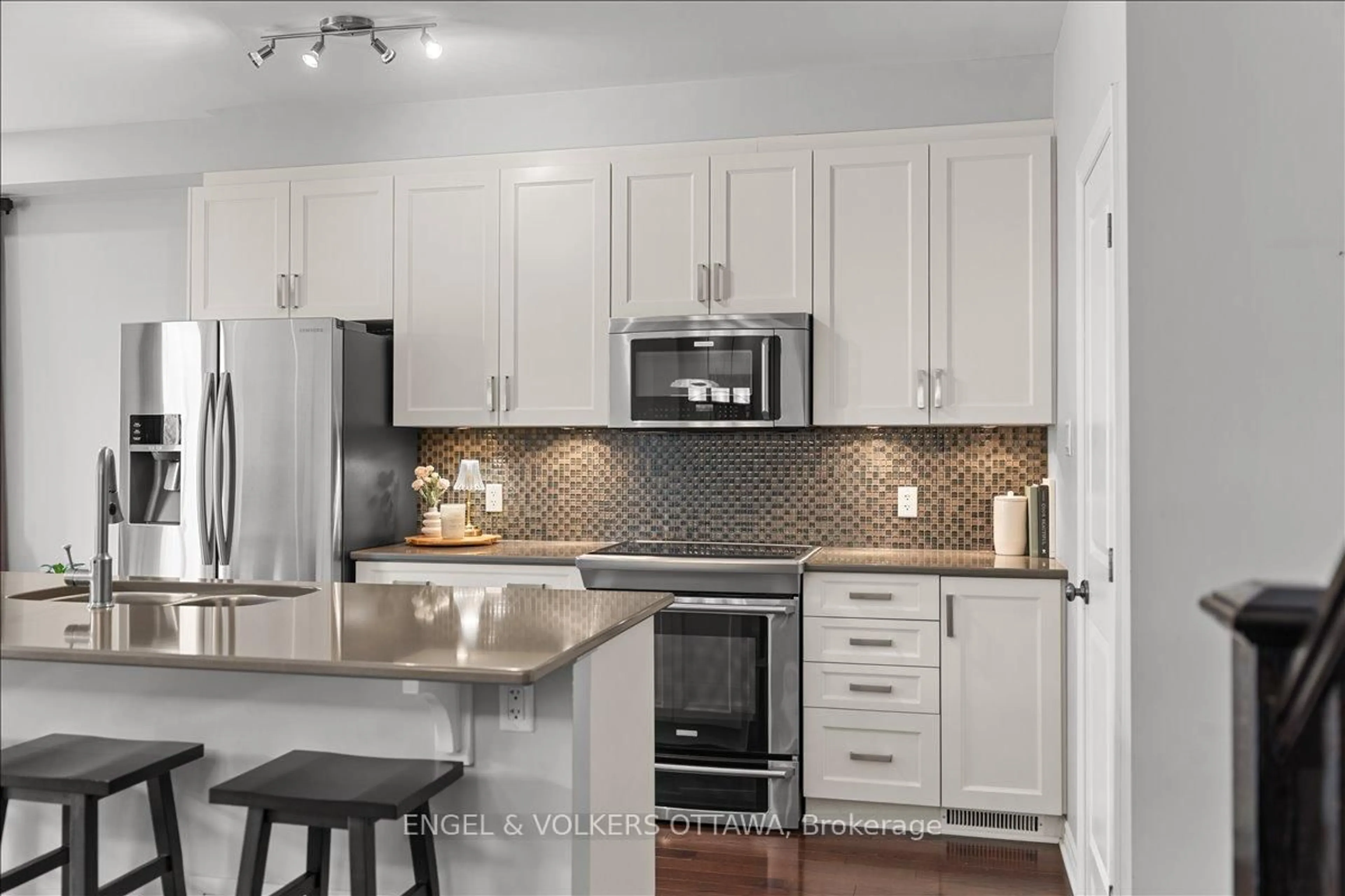 Open concept kitchen, ceramic/tile floor for 520 Rochefort Circ, Ottawa Ontario K4A 0M8