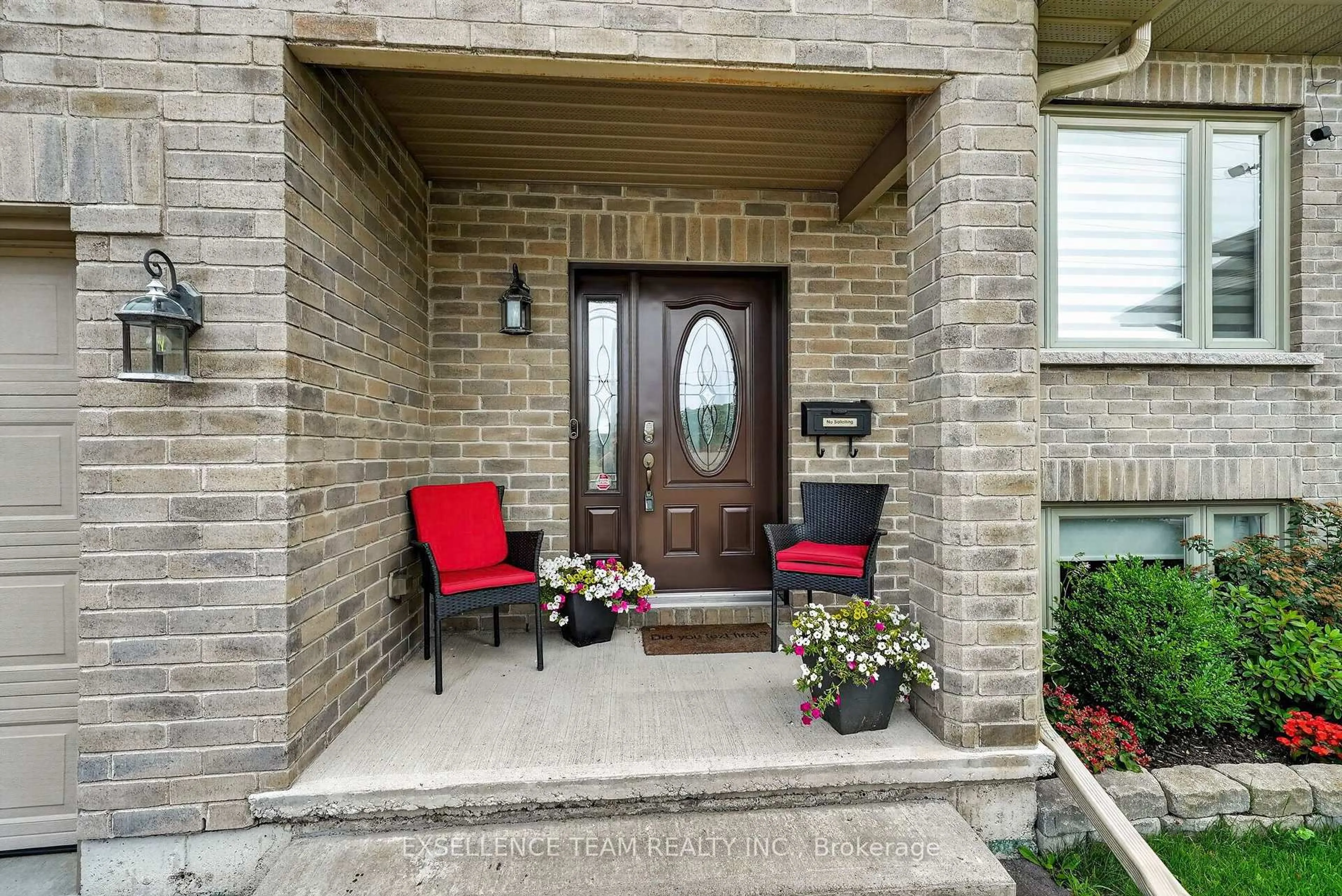 Indoor entryway for 1159 Montreal Rd, Cornwall Ontario K6H 1E3