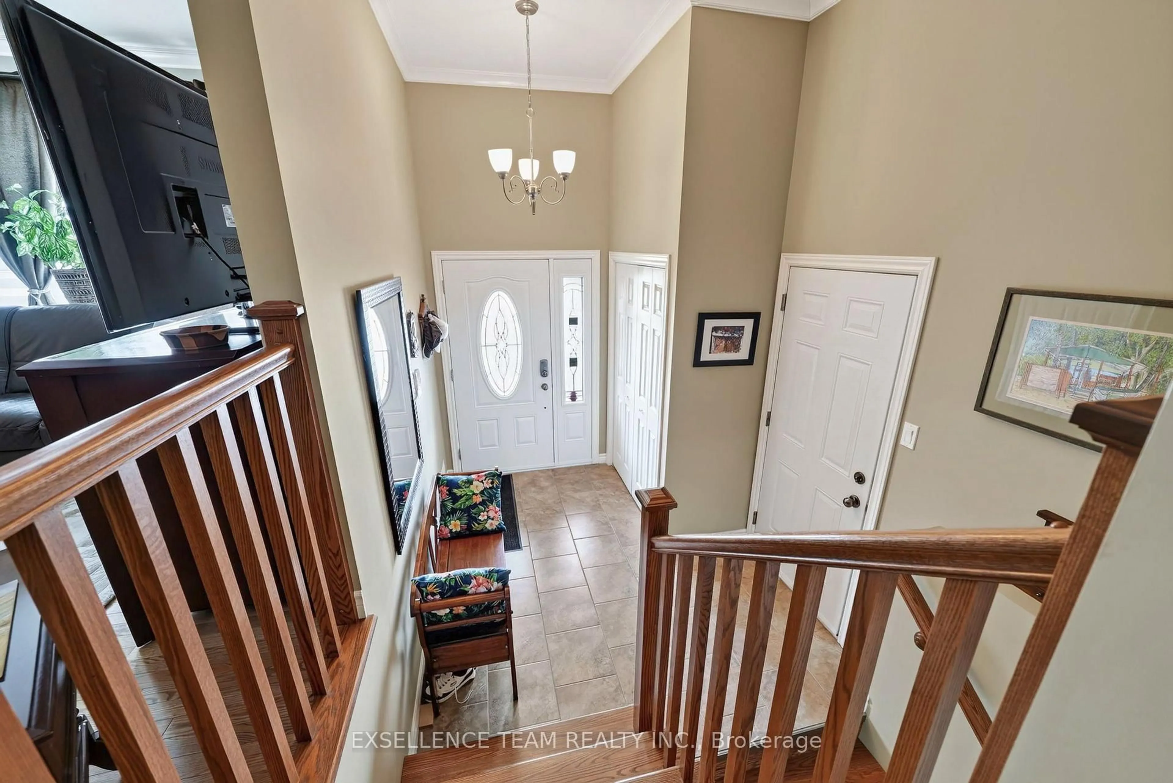 Indoor entryway for 1159 Montreal Rd, Cornwall Ontario K6H 1E3