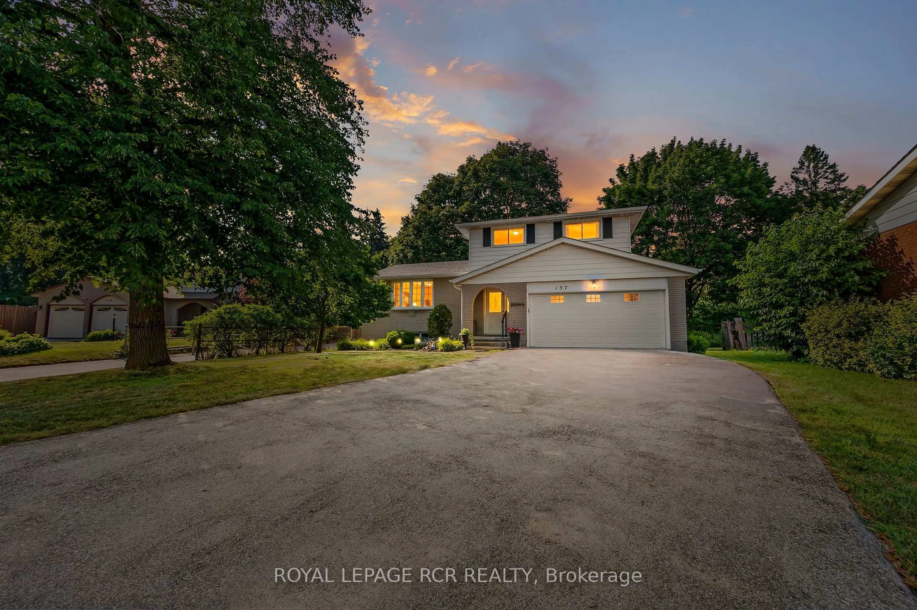 A pic from outside/outdoor area/front of a property/back of a property/a pic from drone, street for 137 White Pine Cres, Waterloo Ontario N2V 1B3