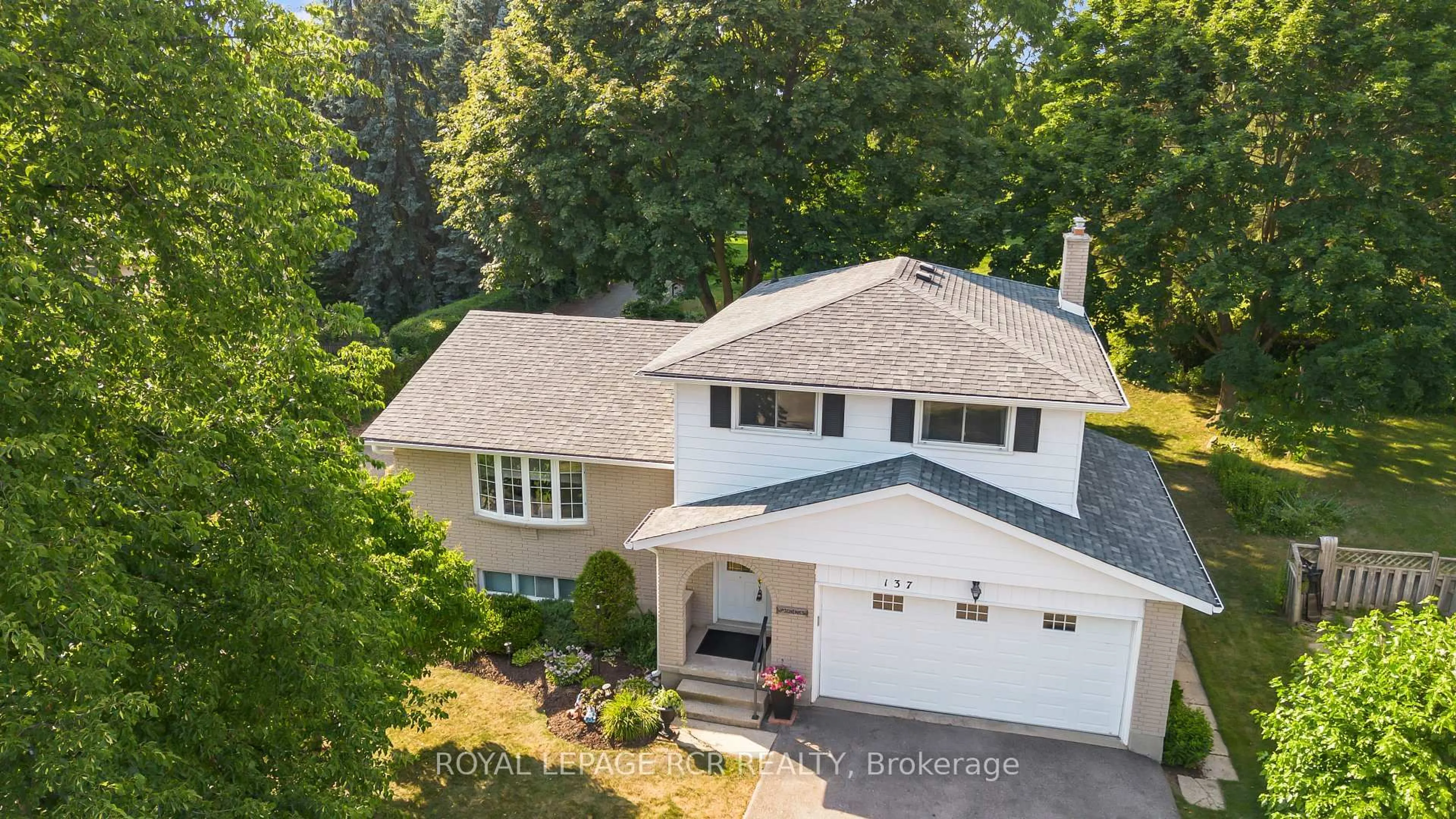 A pic from outside/outdoor area/front of a property/back of a property/a pic from drone, street for 137 White Pine Cres, Waterloo Ontario N2V 1B3