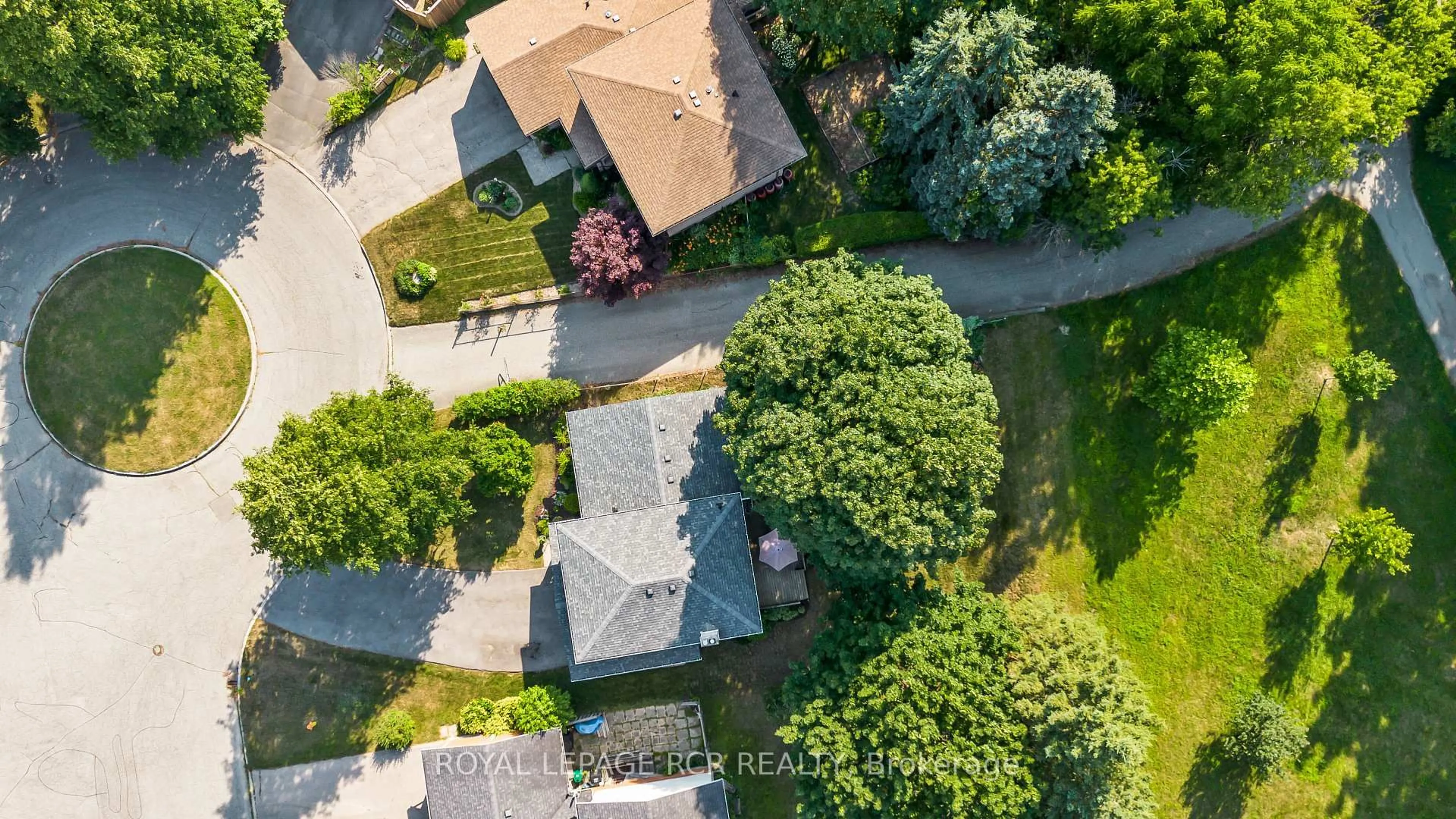 A pic from outside/outdoor area/front of a property/back of a property/a pic from drone, street for 137 White Pine Cres, Waterloo Ontario N2V 1B3