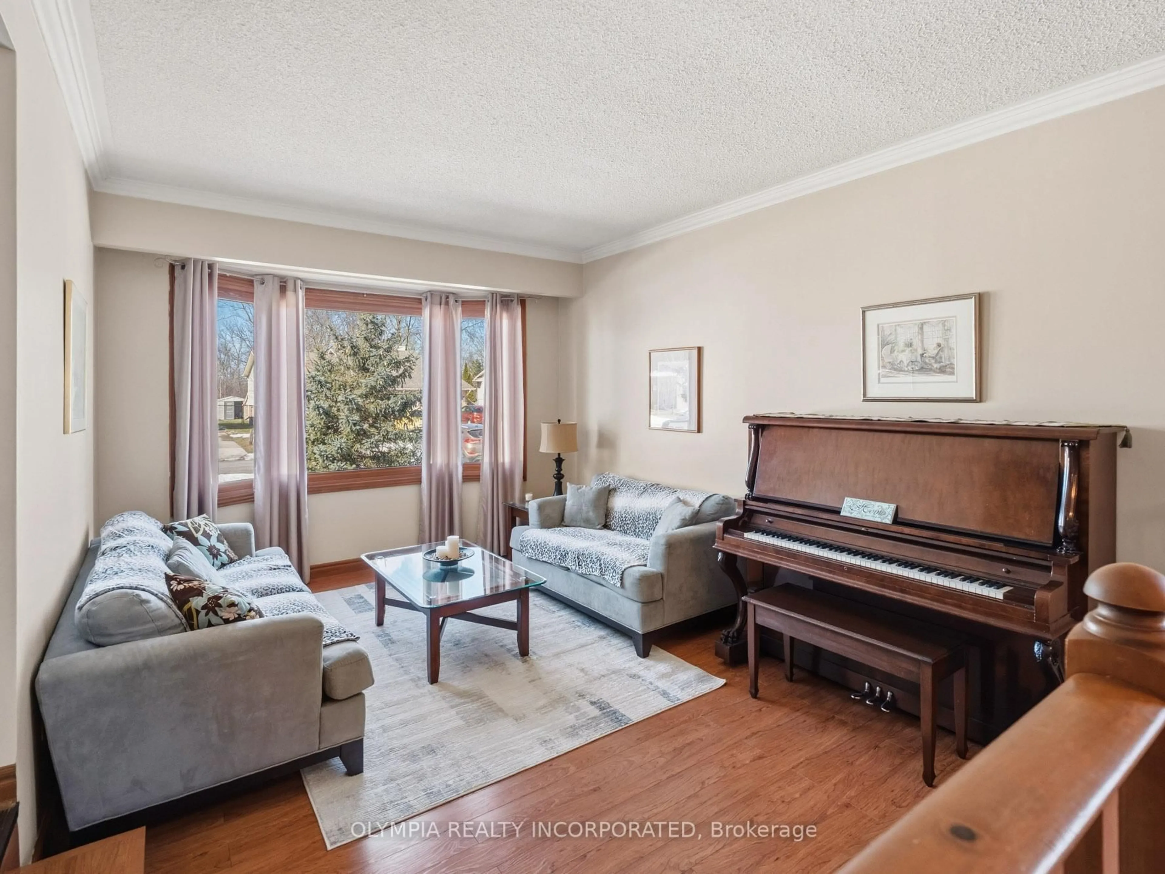 Living room with furniture, unknown for 3640 Rapids View Dr, Niagara Falls Ontario L2G 6C4