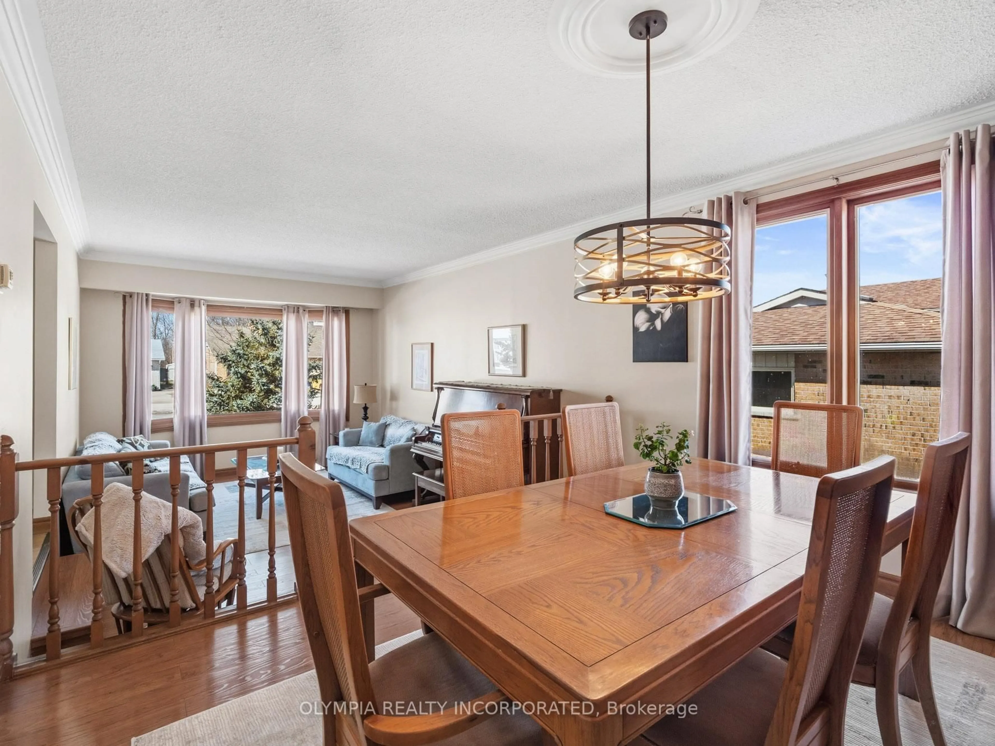 Dining room, wood/laminate floor for 3640 Rapids View Dr, Niagara Falls Ontario L2G 6C4