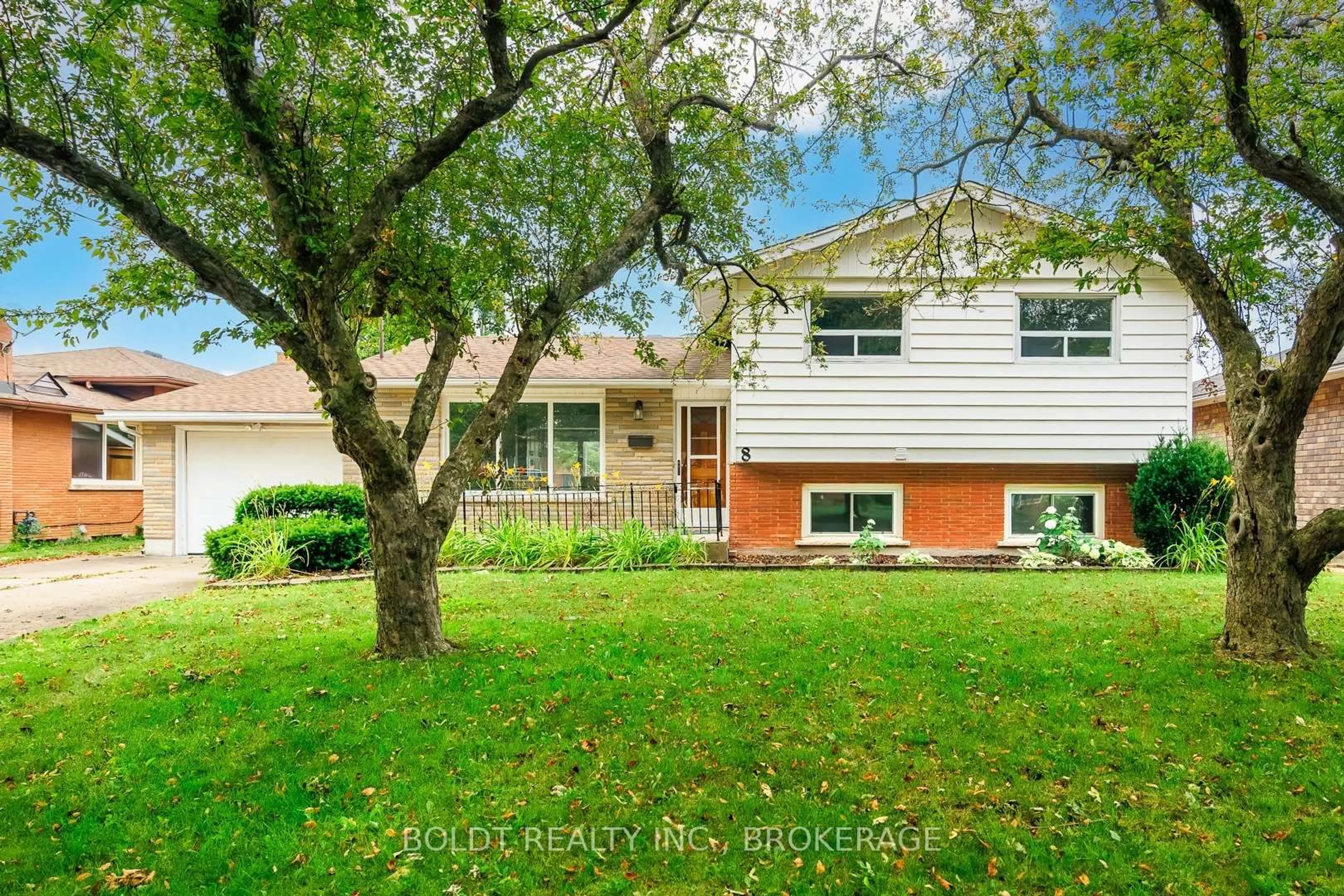 A pic from outside/outdoor area/front of a property/back of a property/a pic from drone, street for 8 Pamela Dr, Thorold Ontario L2V 2X8