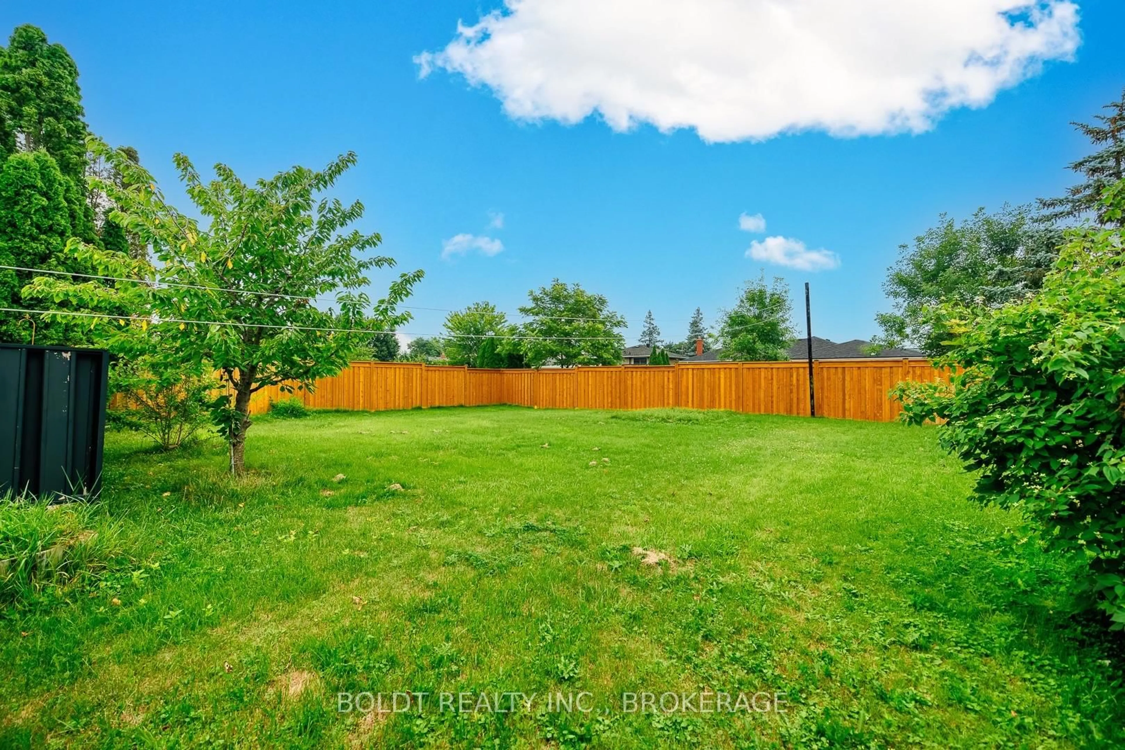 A pic from outside/outdoor area/front of a property/back of a property/a pic from drone, unknown for 8 Pamela Dr, Thorold Ontario L2V 2X8