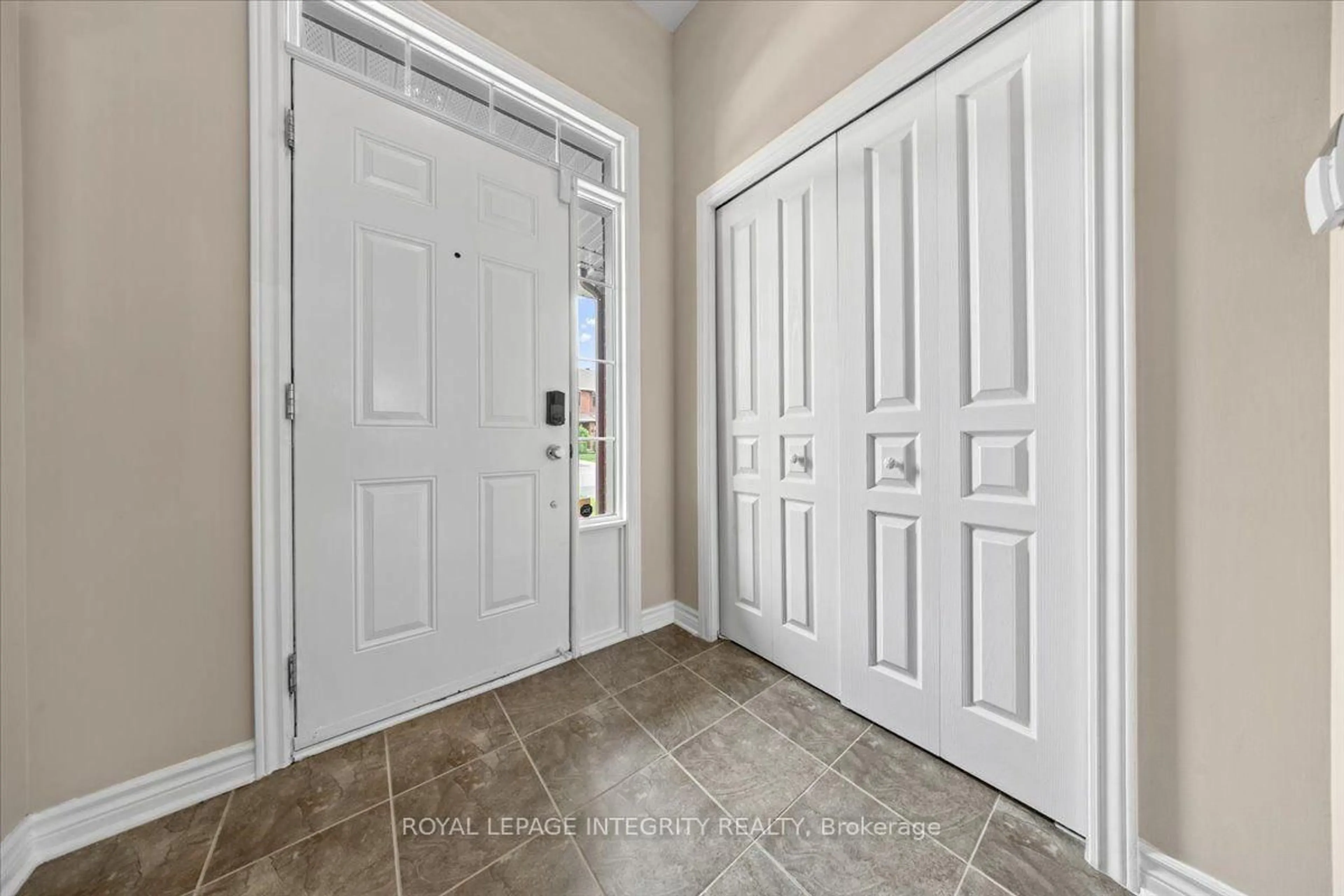 Indoor entryway for 1433 Comfrey Cres, Ottawa Ontario K4A 0L8