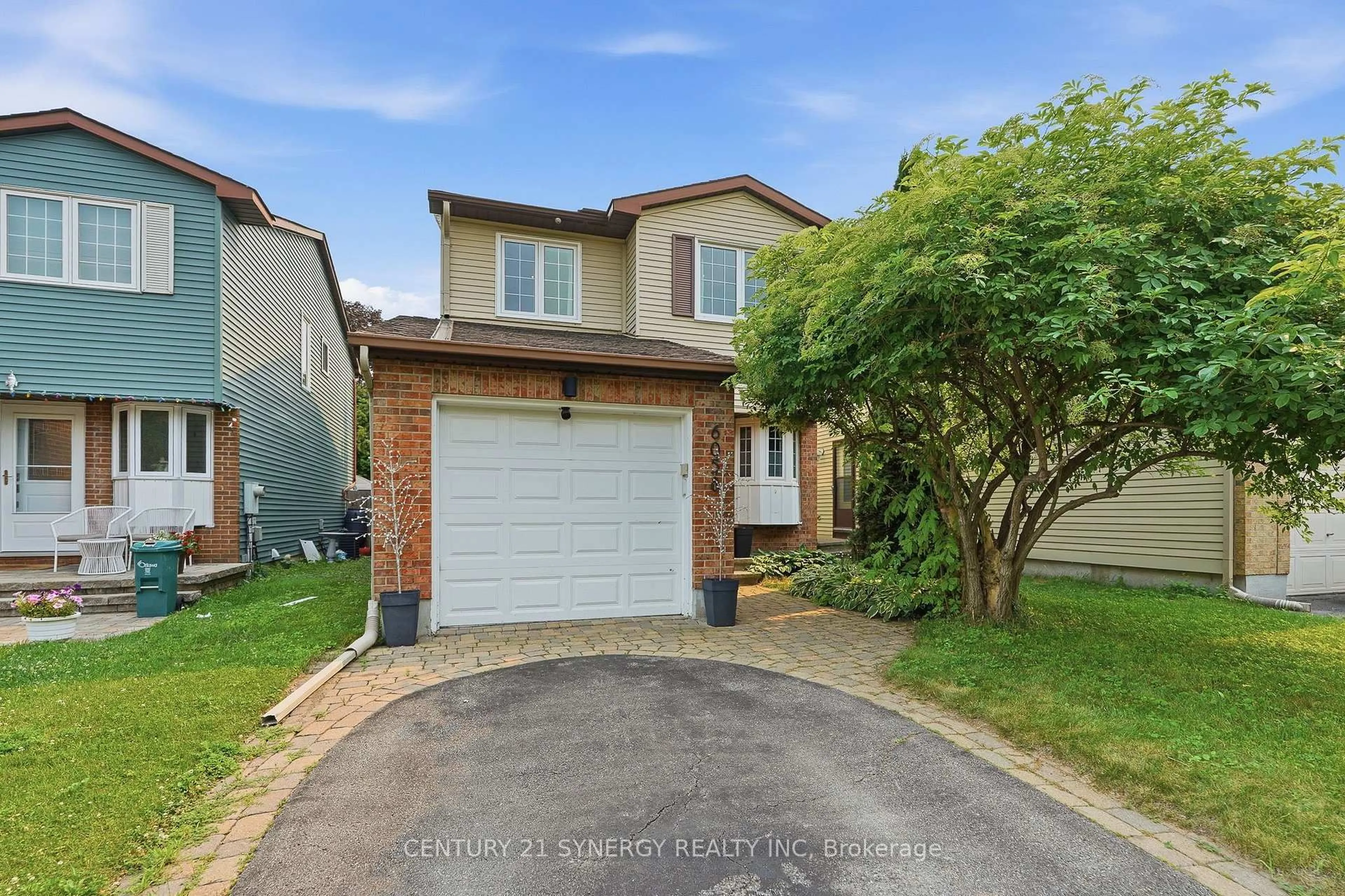 A pic from outside/outdoor area/front of a property/back of a property/a pic from drone, street for 6058 Forestglen Cres, Ottawa Ontario K1C 5N4