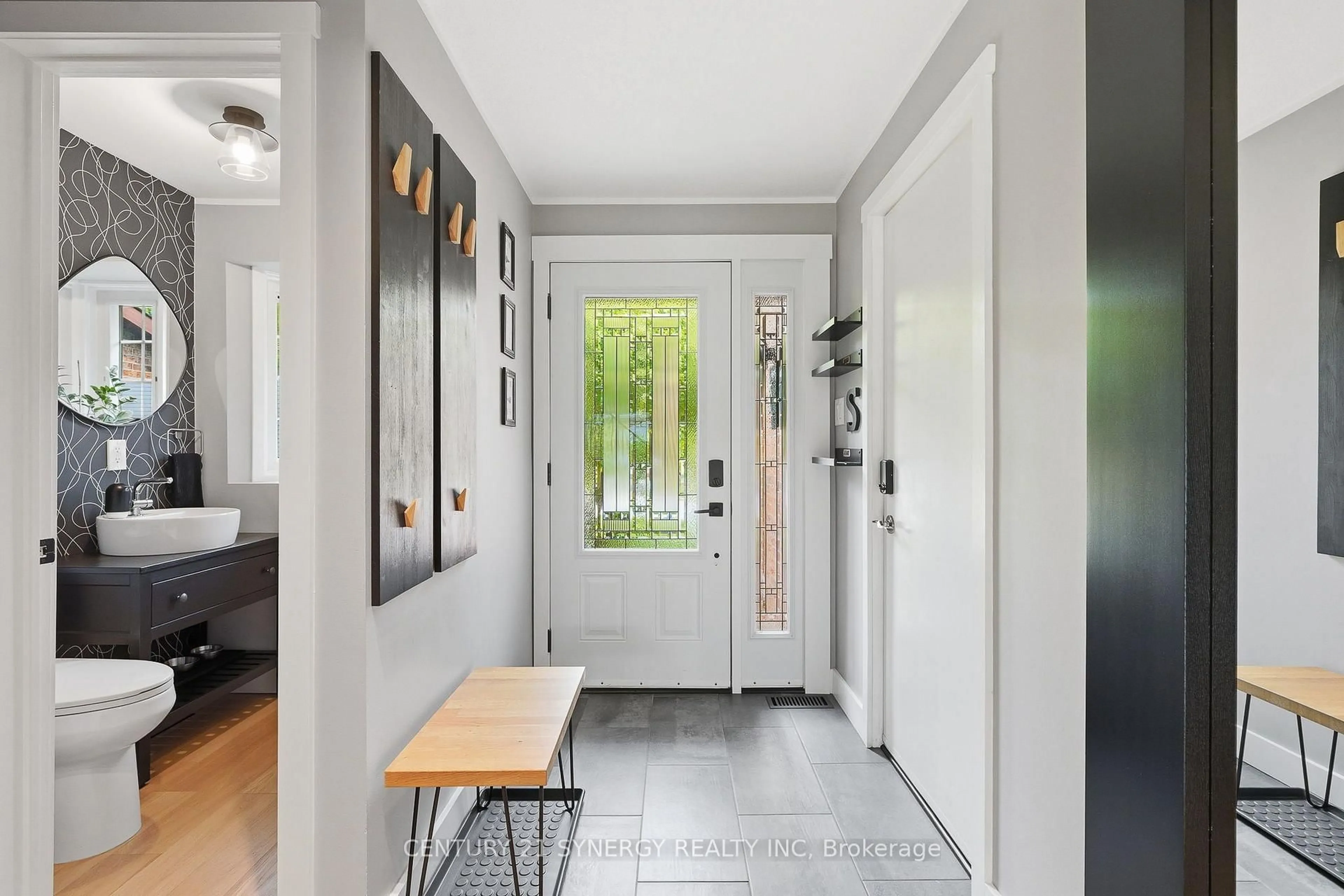 Indoor entryway for 6058 Forestglen Cres, Ottawa Ontario K1C 5N4