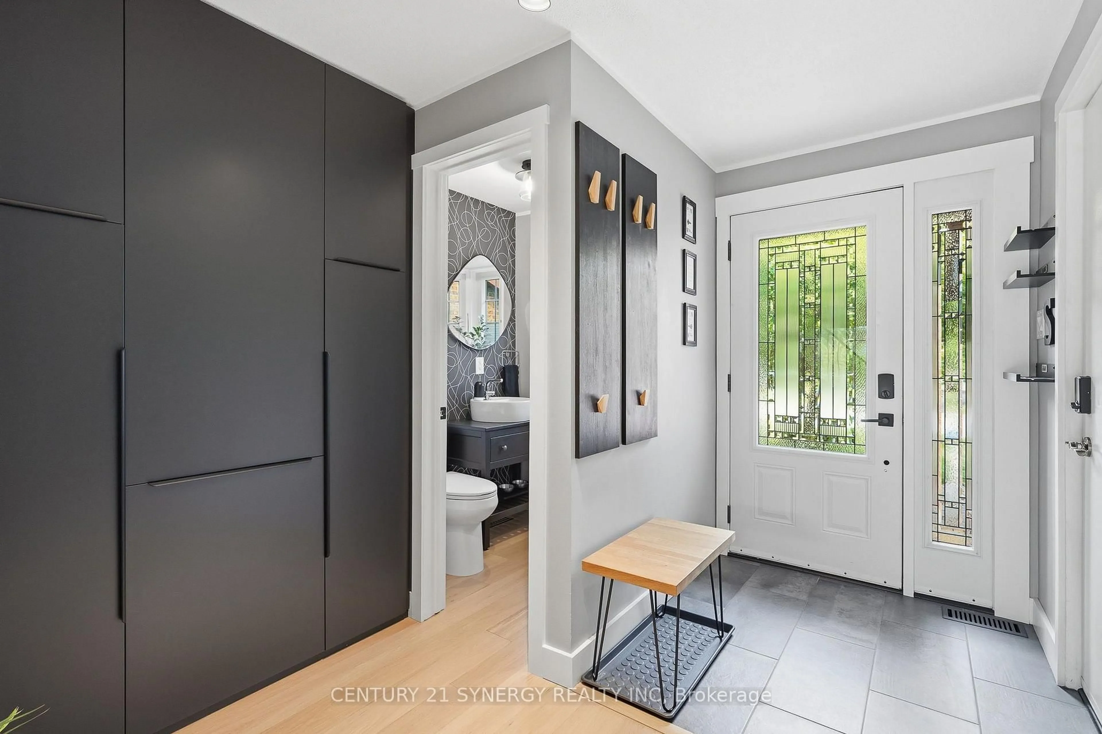 Indoor entryway for 6058 Forestglen Cres, Ottawa Ontario K1C 5N4