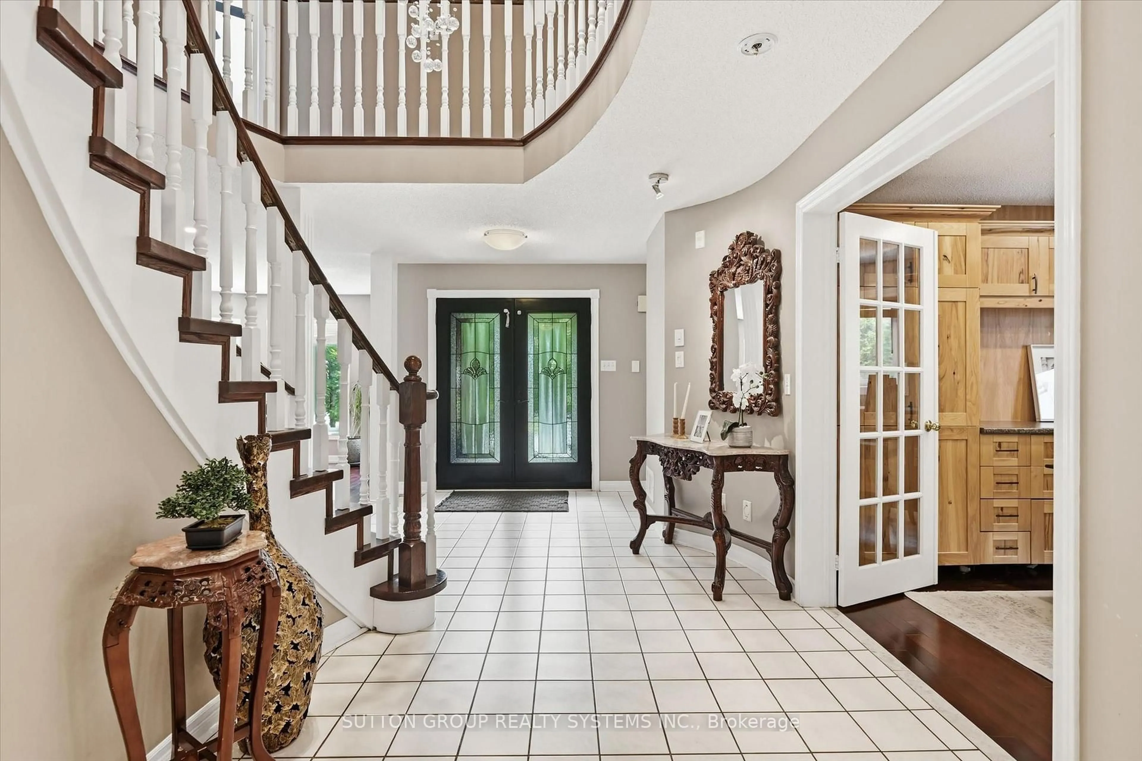 Indoor entryway for 7 Arnhem Crt, Hamilton Ontario L8B 0N9