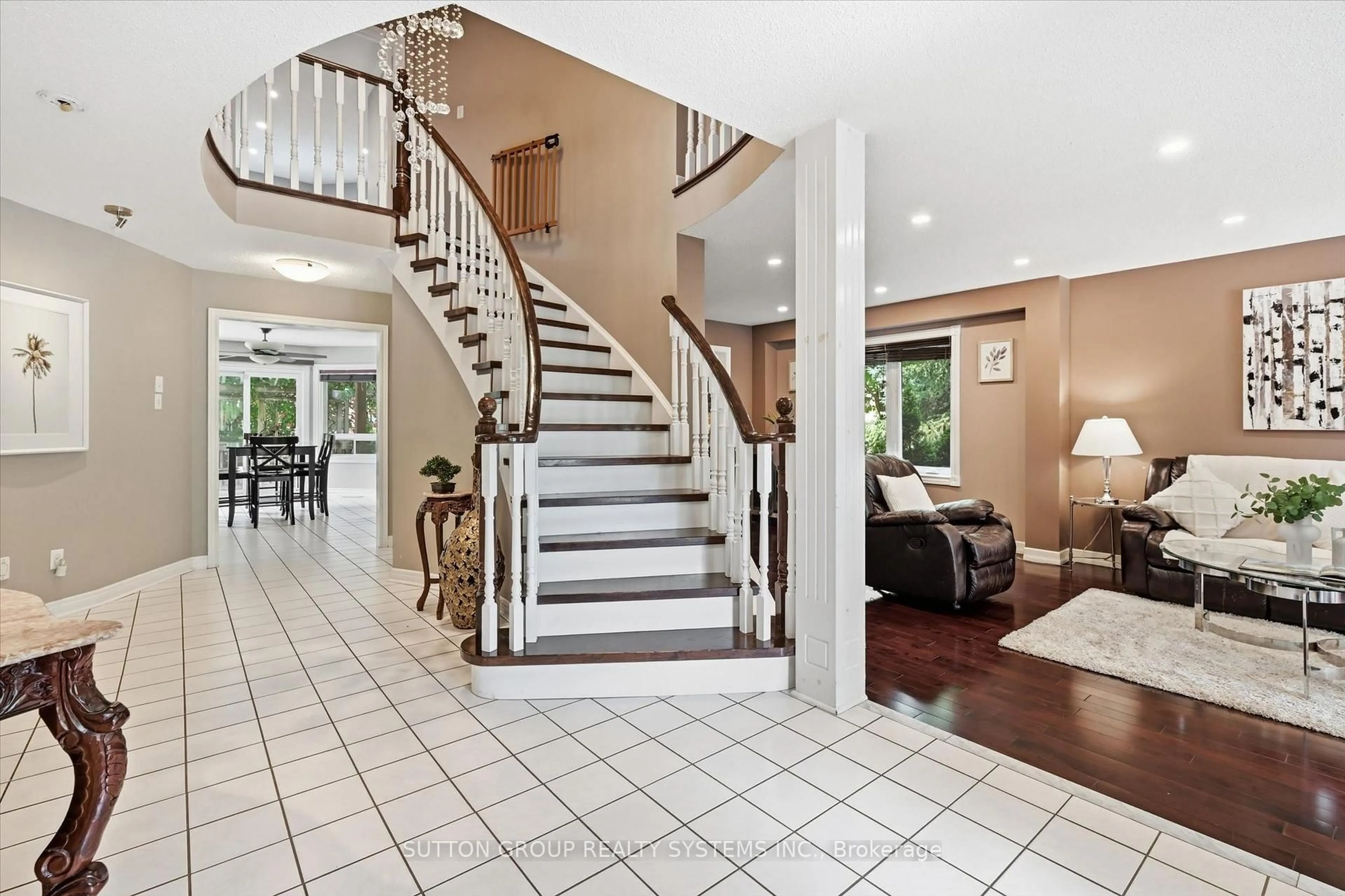 Indoor foyer for 7 Arnhem Crt, Hamilton Ontario L8B 0N9