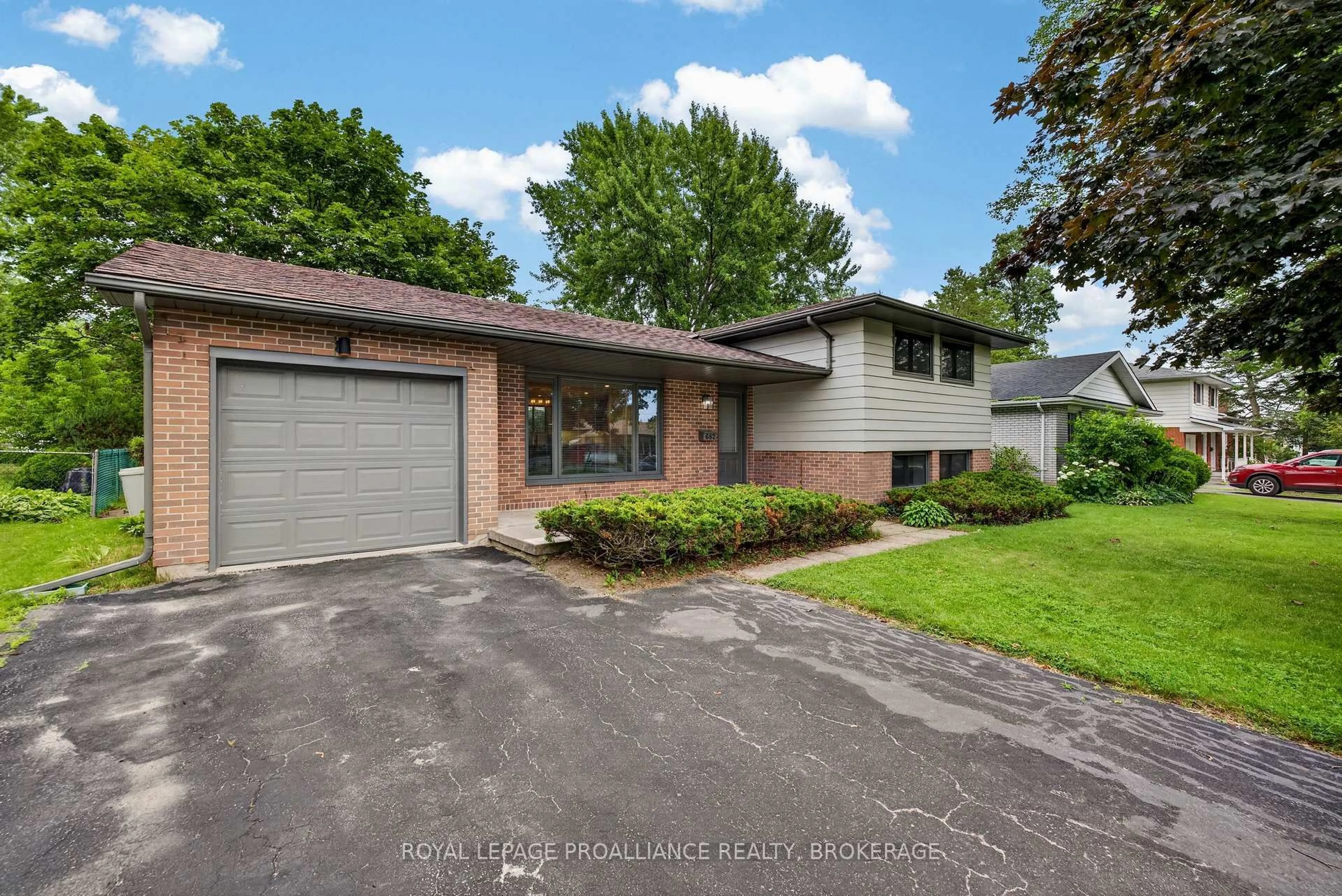 Unknown for 682 Carnaby St, Kingston Ontario K7M 5M7