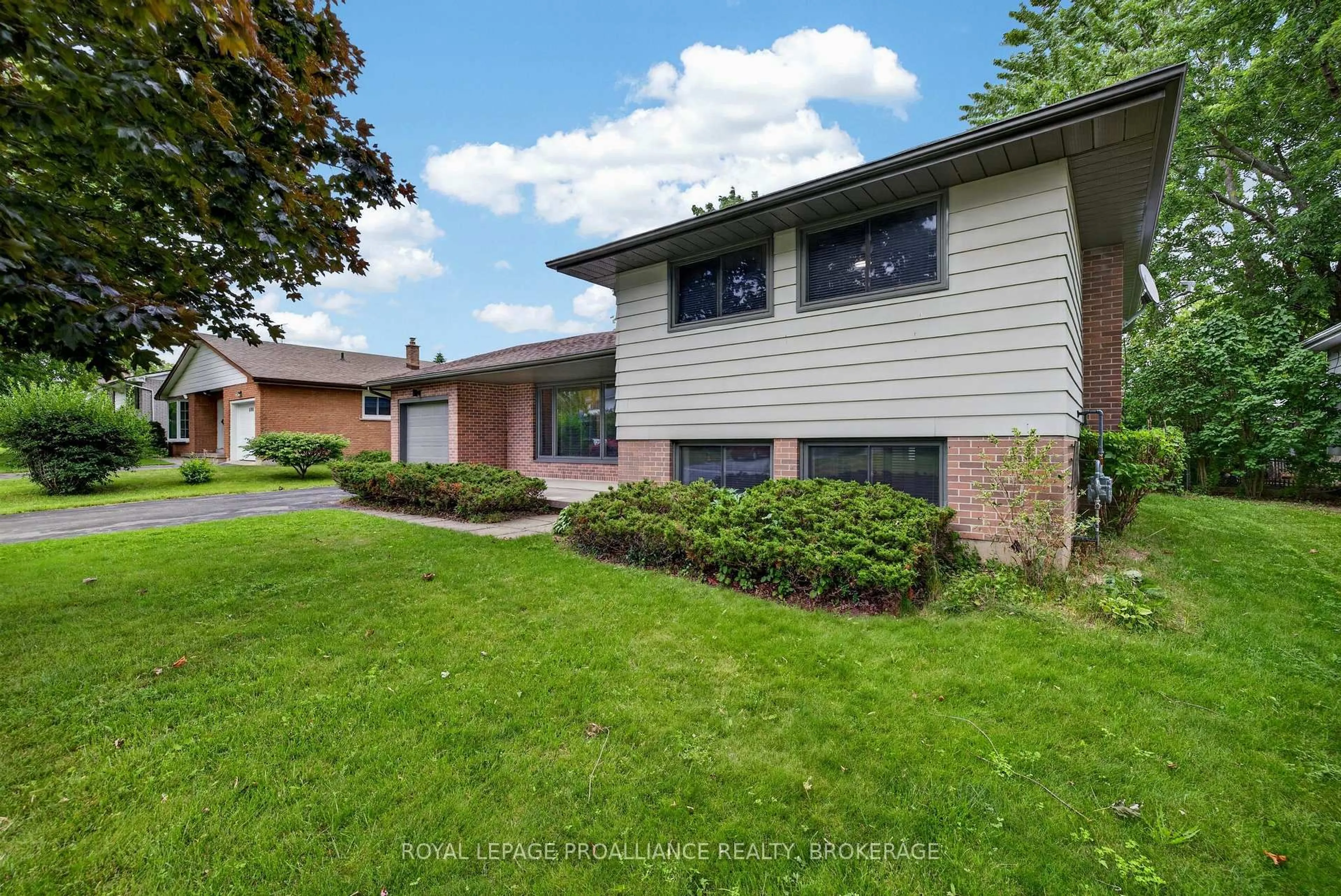 Home with vinyl exterior material, street for 682 Carnaby St, Kingston Ontario K7M 5M7