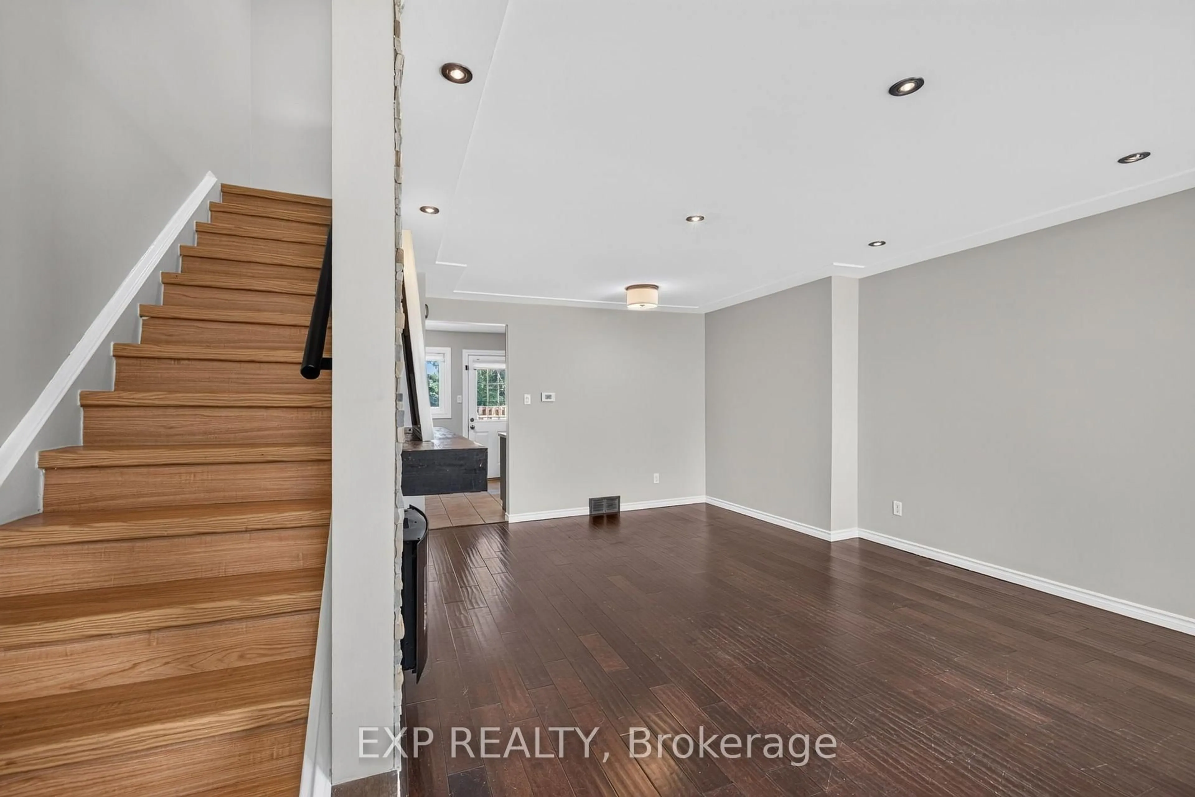 Indoor entryway for 700 Exeter Rd #72, London South Ontario N6E 1L2