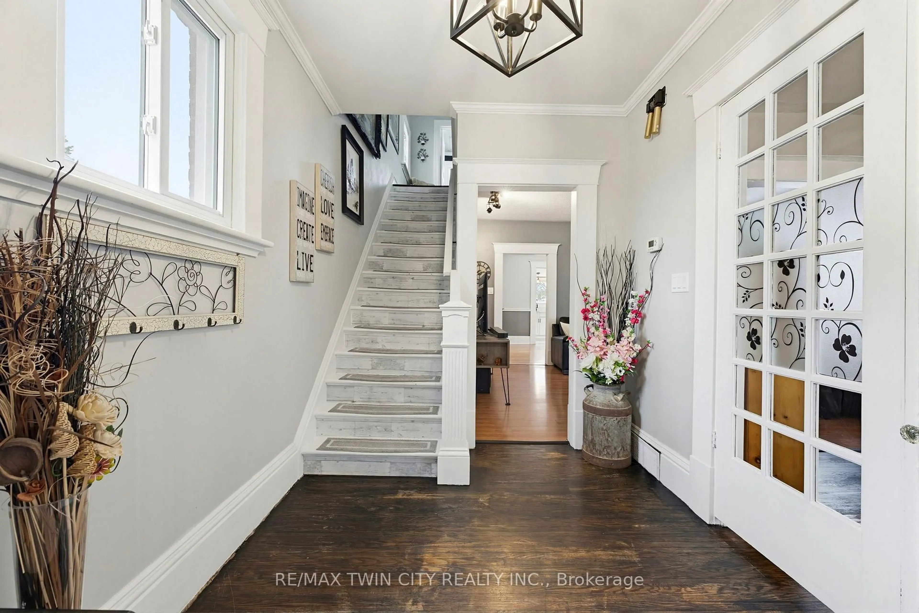 Indoor entryway for 28 Norwich St, Brantford Ontario N3T 2B9
