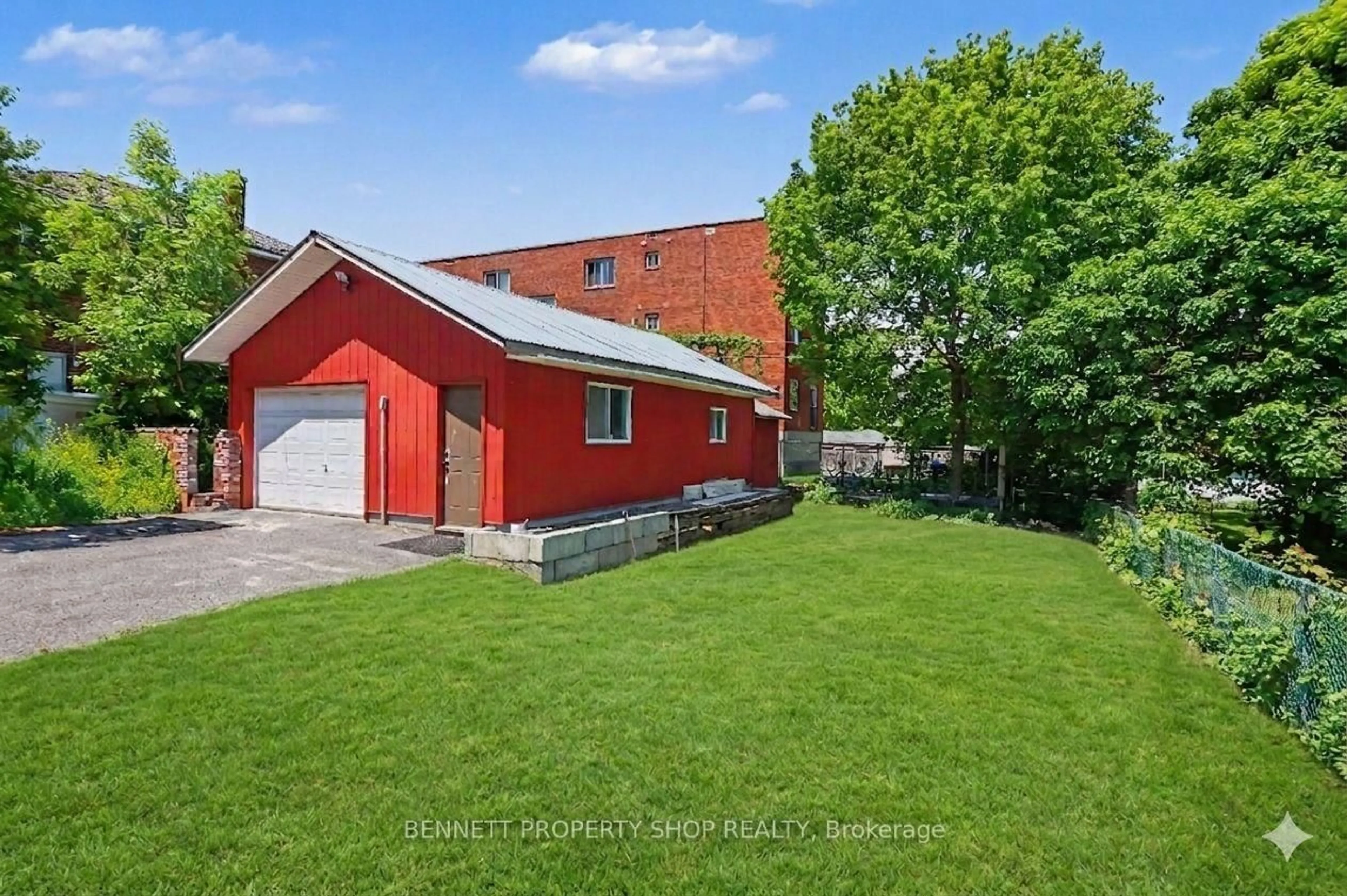 A pic from outside/outdoor area/front of a property/back of a property/a pic from drone, street for 1361 Summerville Ave, Ottawa Ontario K1Z 8G9