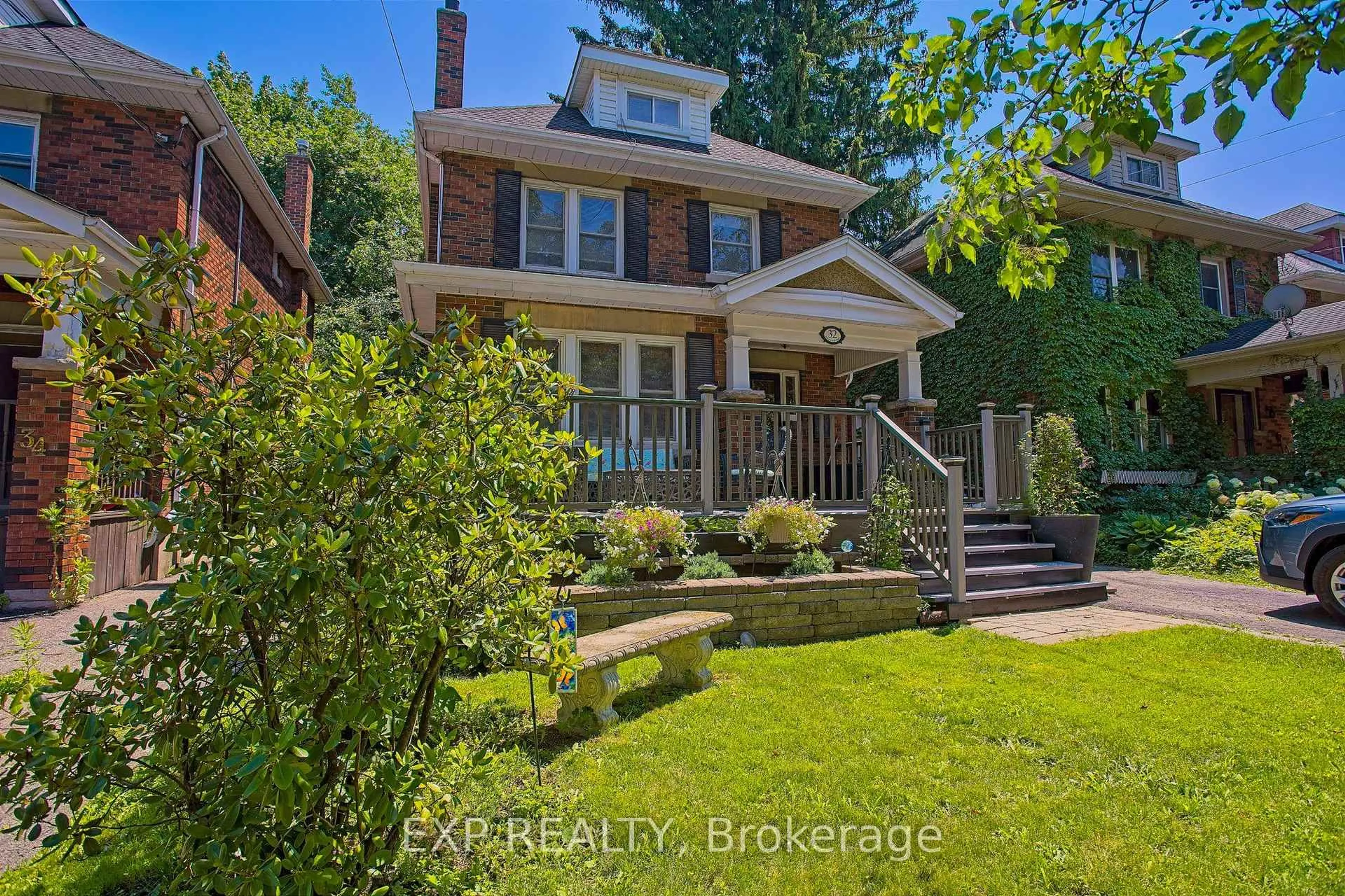 A pic from outside/outdoor area/front of a property/back of a property/a pic from drone, street for 32 Dalewood Cres, Hamilton Ontario L8S 4B6