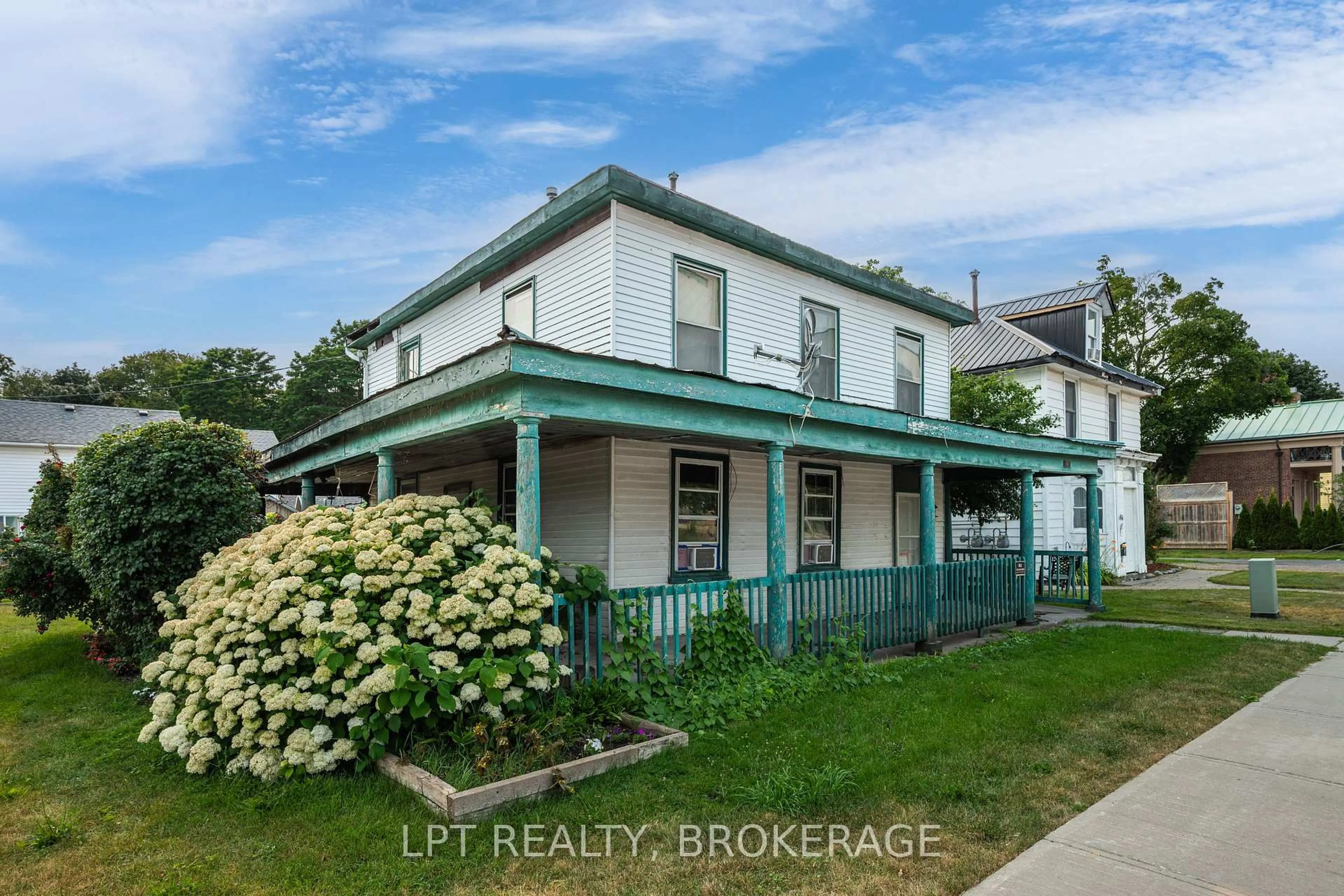 A pic from outside/outdoor area/front of a property/back of a property/a pic from drone, street for 180 James St, Belleville Ontario K8P 3L6