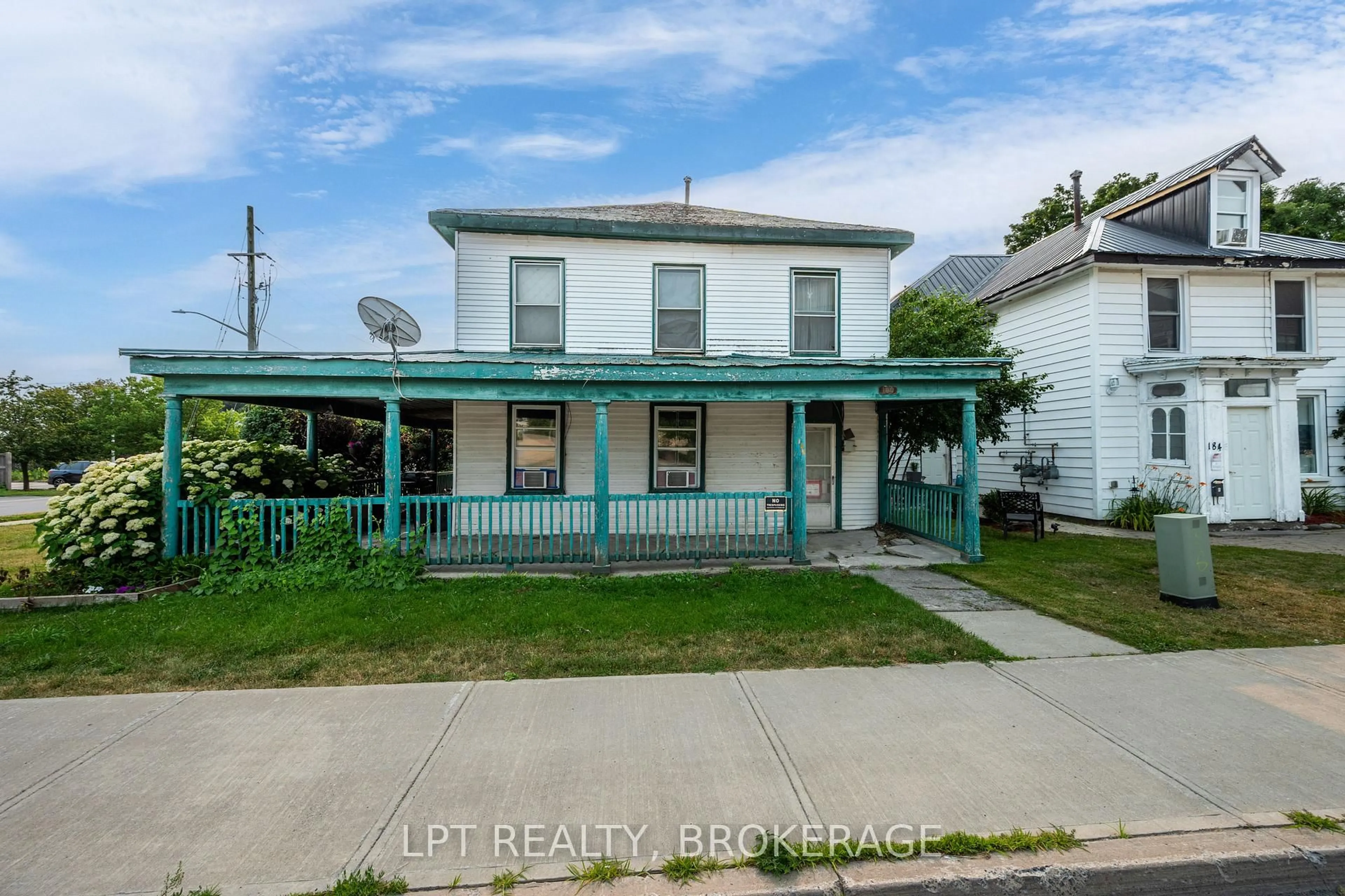 A pic from outside/outdoor area/front of a property/back of a property/a pic from drone, street for 180 James St, Belleville Ontario K8P 3L6