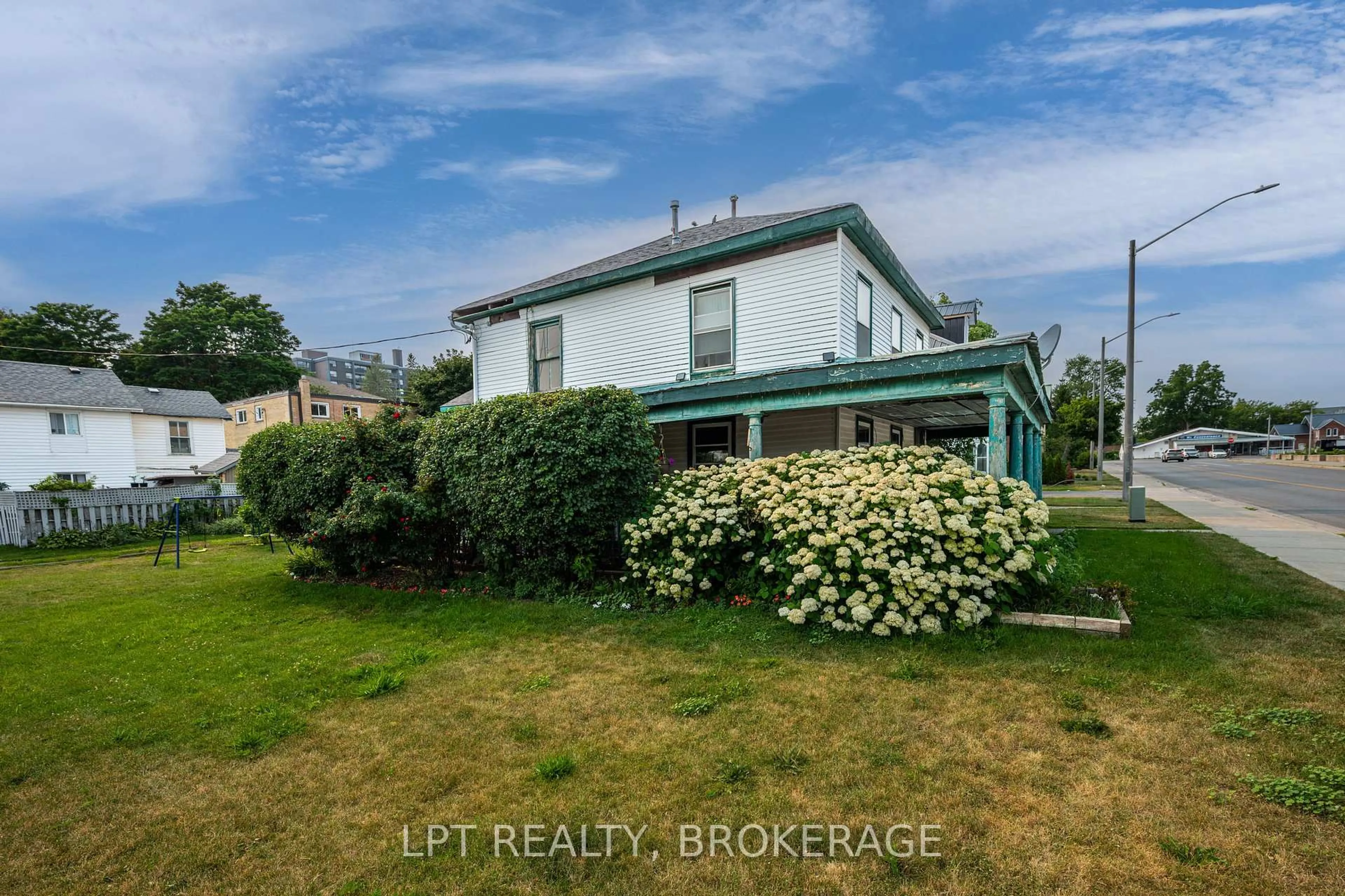 A pic from outside/outdoor area/front of a property/back of a property/a pic from drone, street for 180 James St, Belleville Ontario K8P 3L6