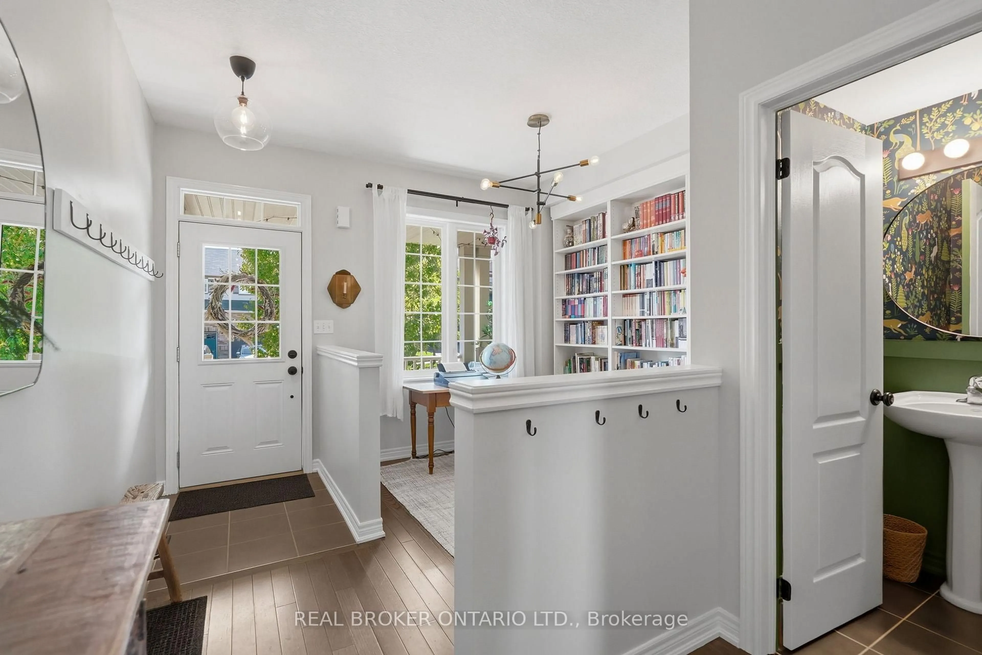 Indoor entryway for 80 Bousfield Rise, Hamilton Ontario L8B 0T4