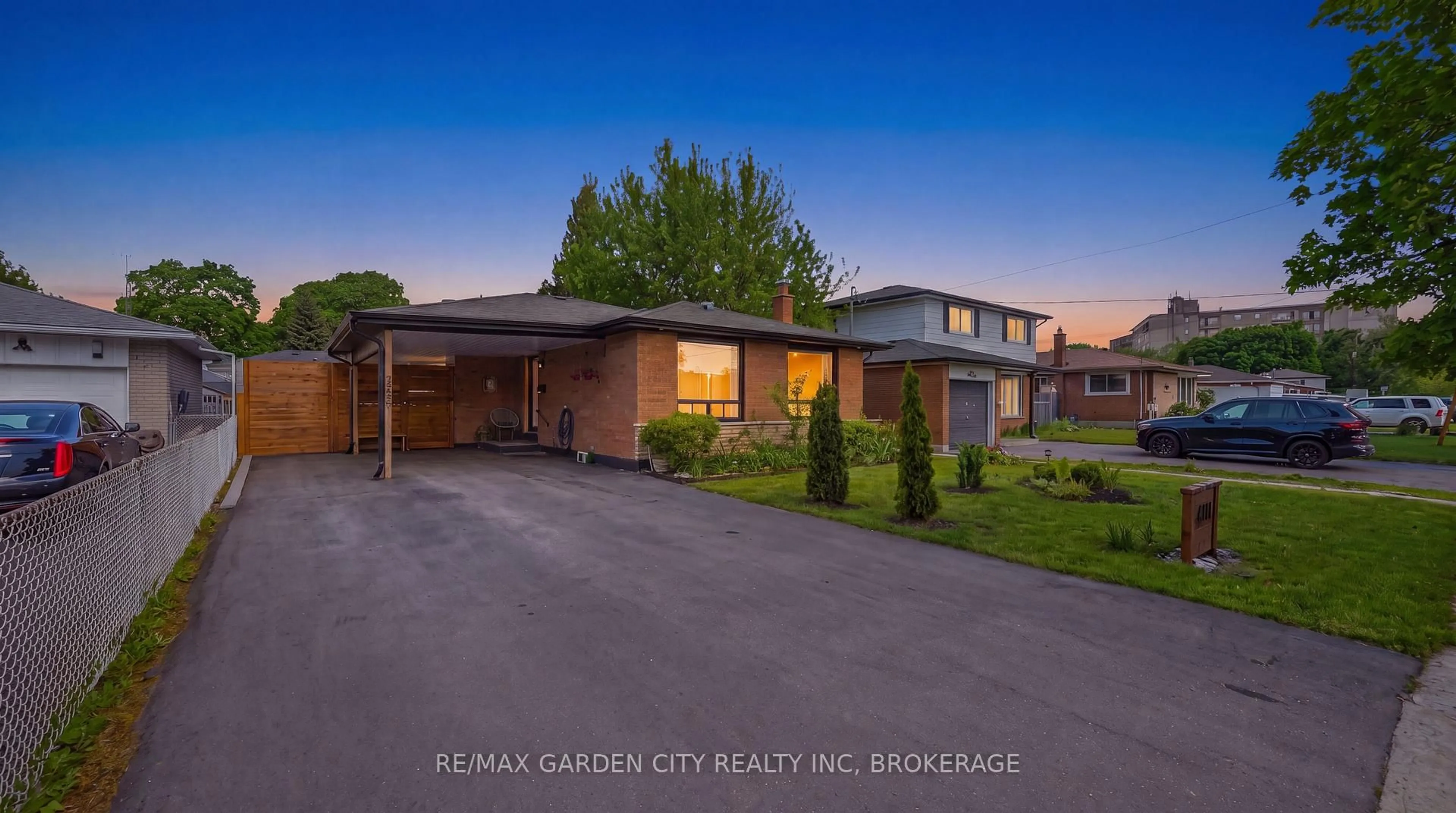 A pic from outside/outdoor area/front of a property/back of a property/a pic from drone, street for 424 Vine St, St. Catharines Ontario L2M 3S7