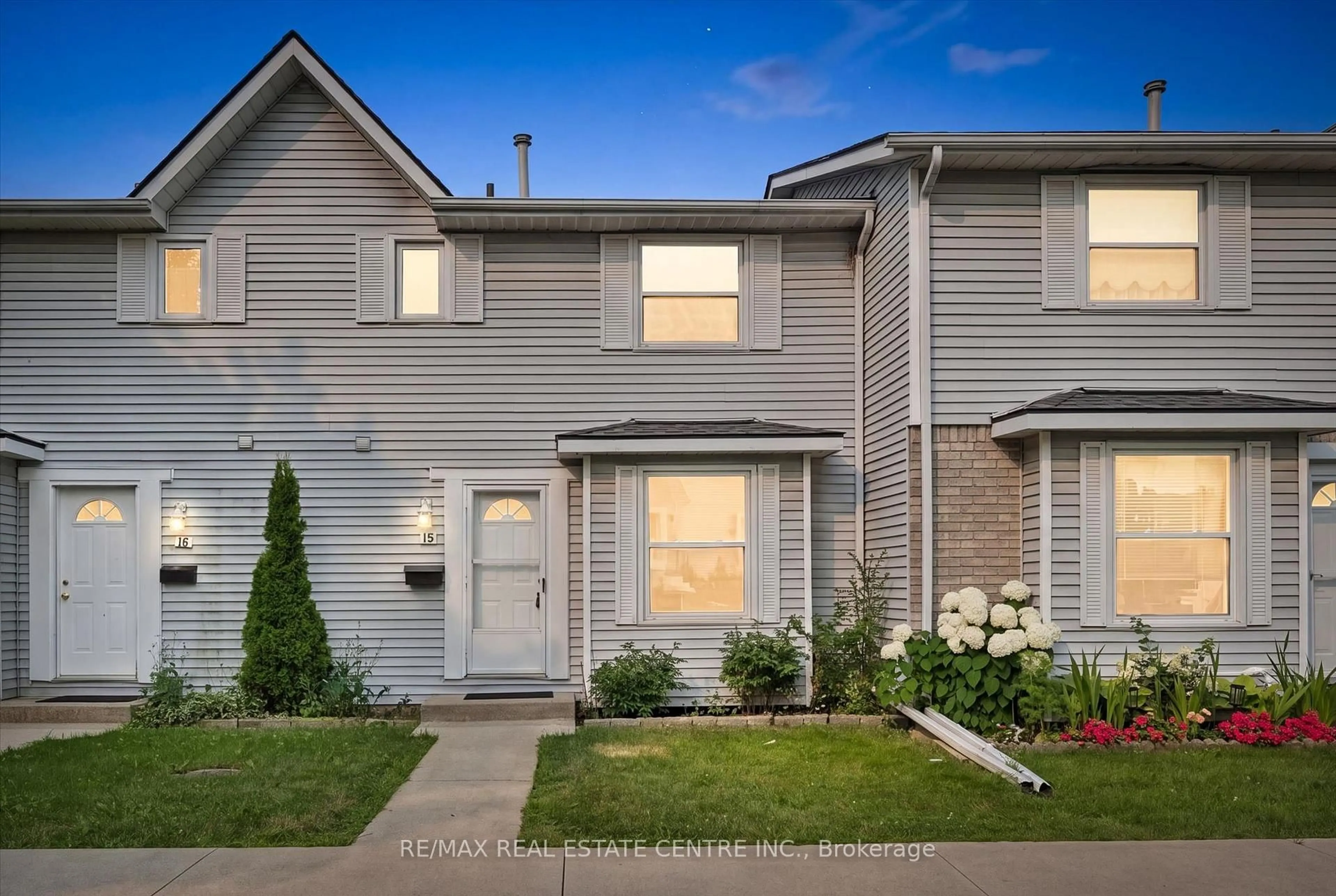Home with vinyl exterior material, street for 265 Williamsburg Rd #15, Kitchener Ontario N2E 3H1