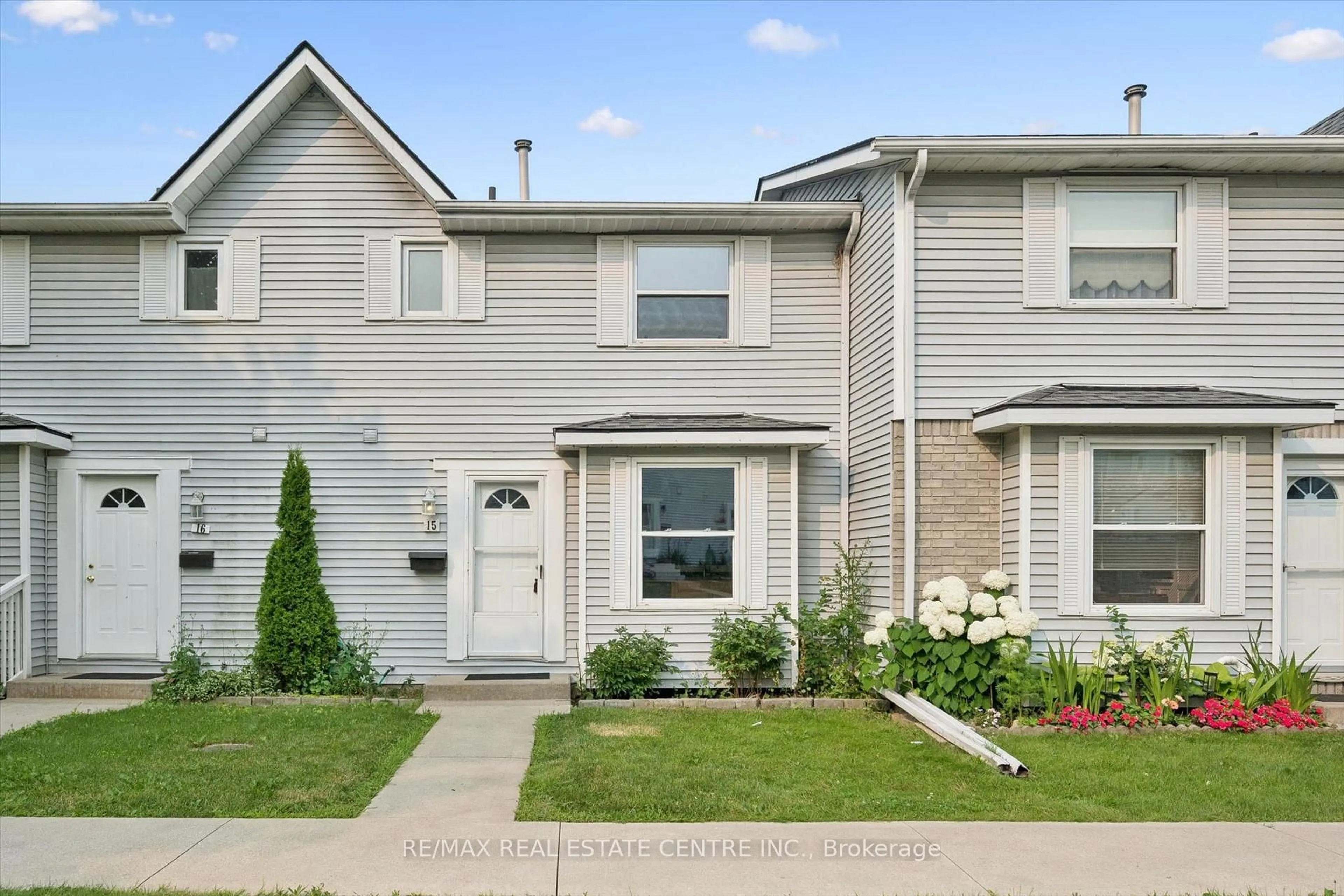 Home with vinyl exterior material, street for 265 Williamsburg Rd #15, Kitchener Ontario N2E 3H1