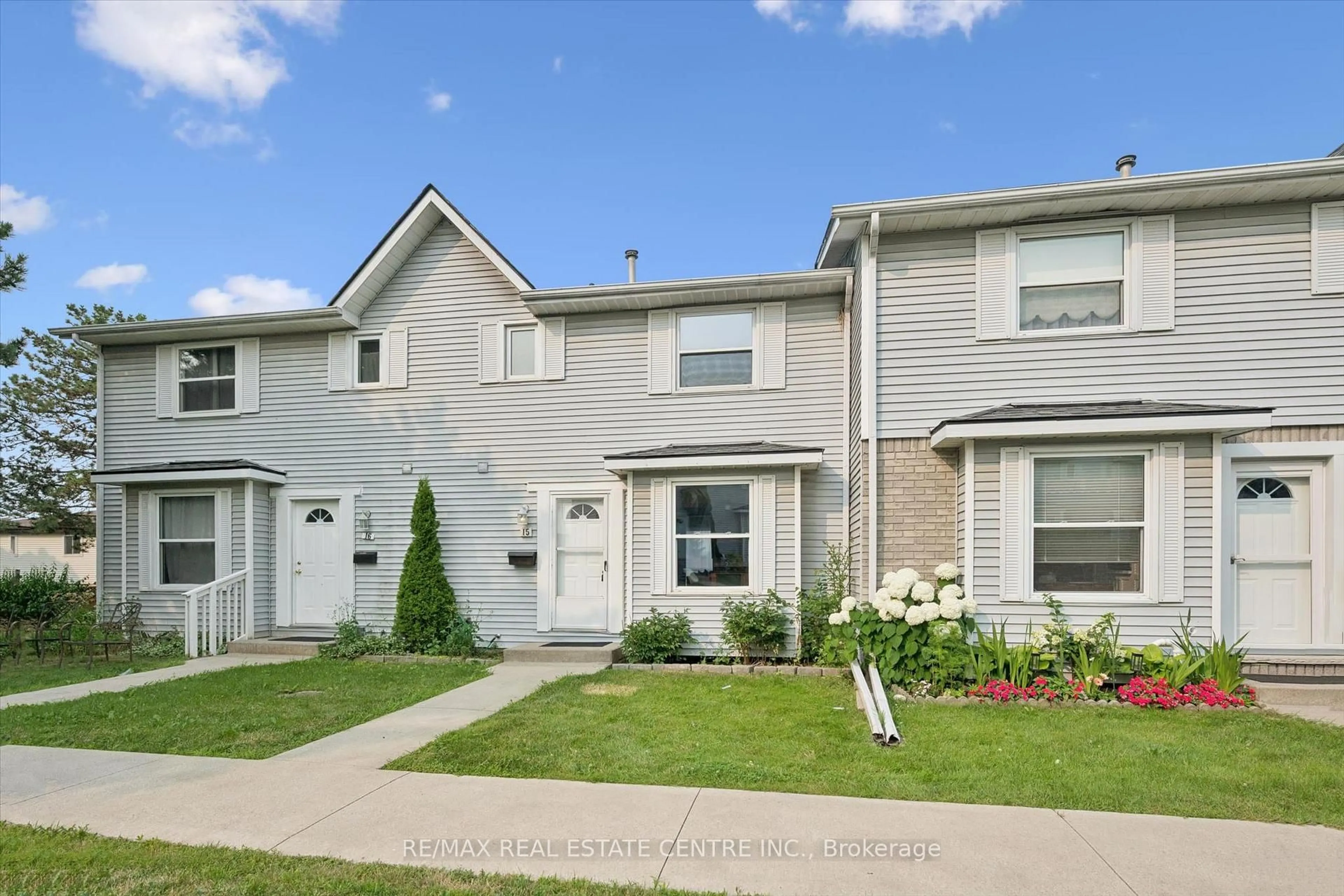 Home with vinyl exterior material, street for 265 Williamsburg Rd #15, Kitchener Ontario N2E 3H1