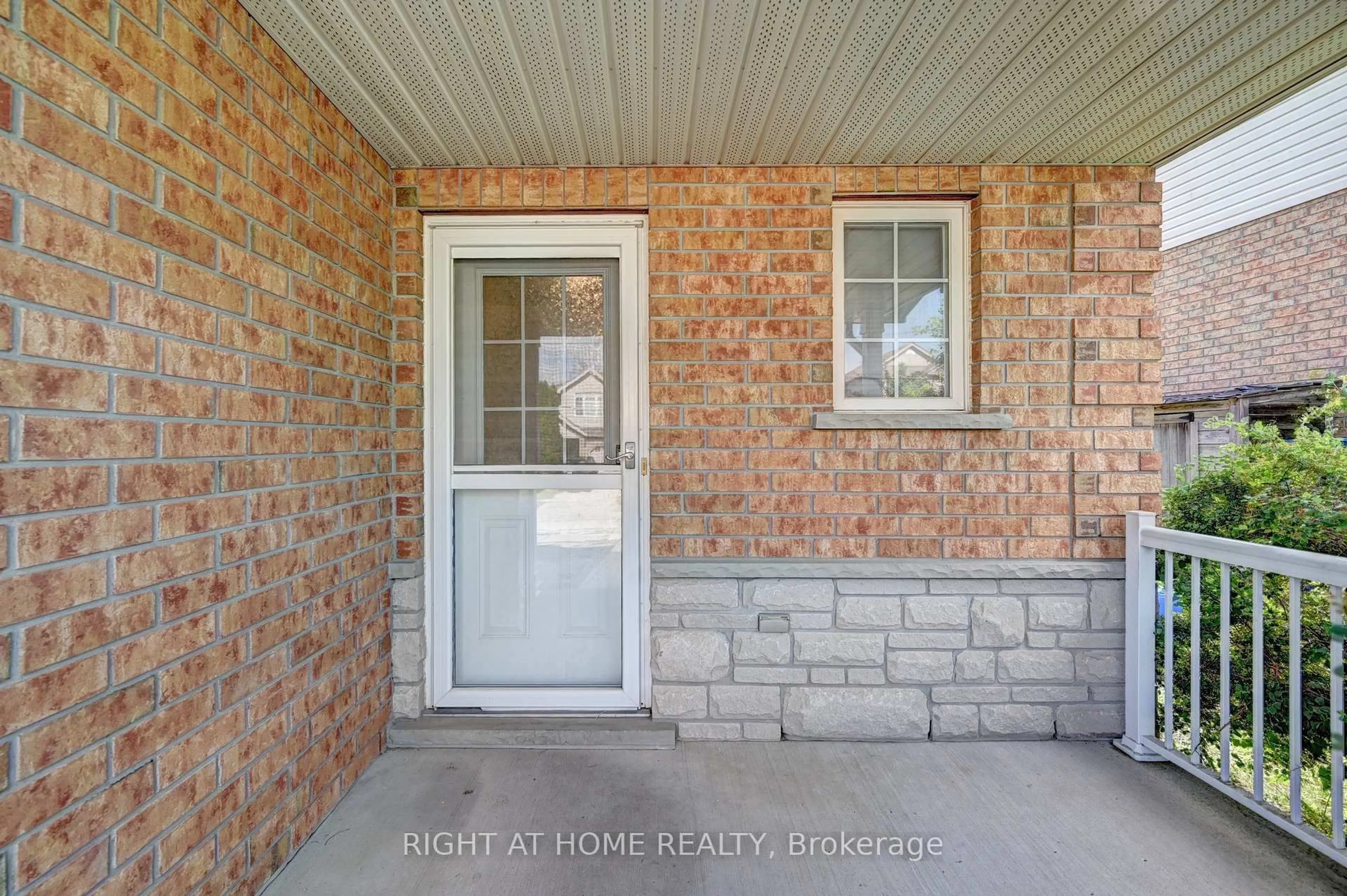 Indoor entryway for 760 Paris Blvd, Waterloo Ontario N2T 2Y1