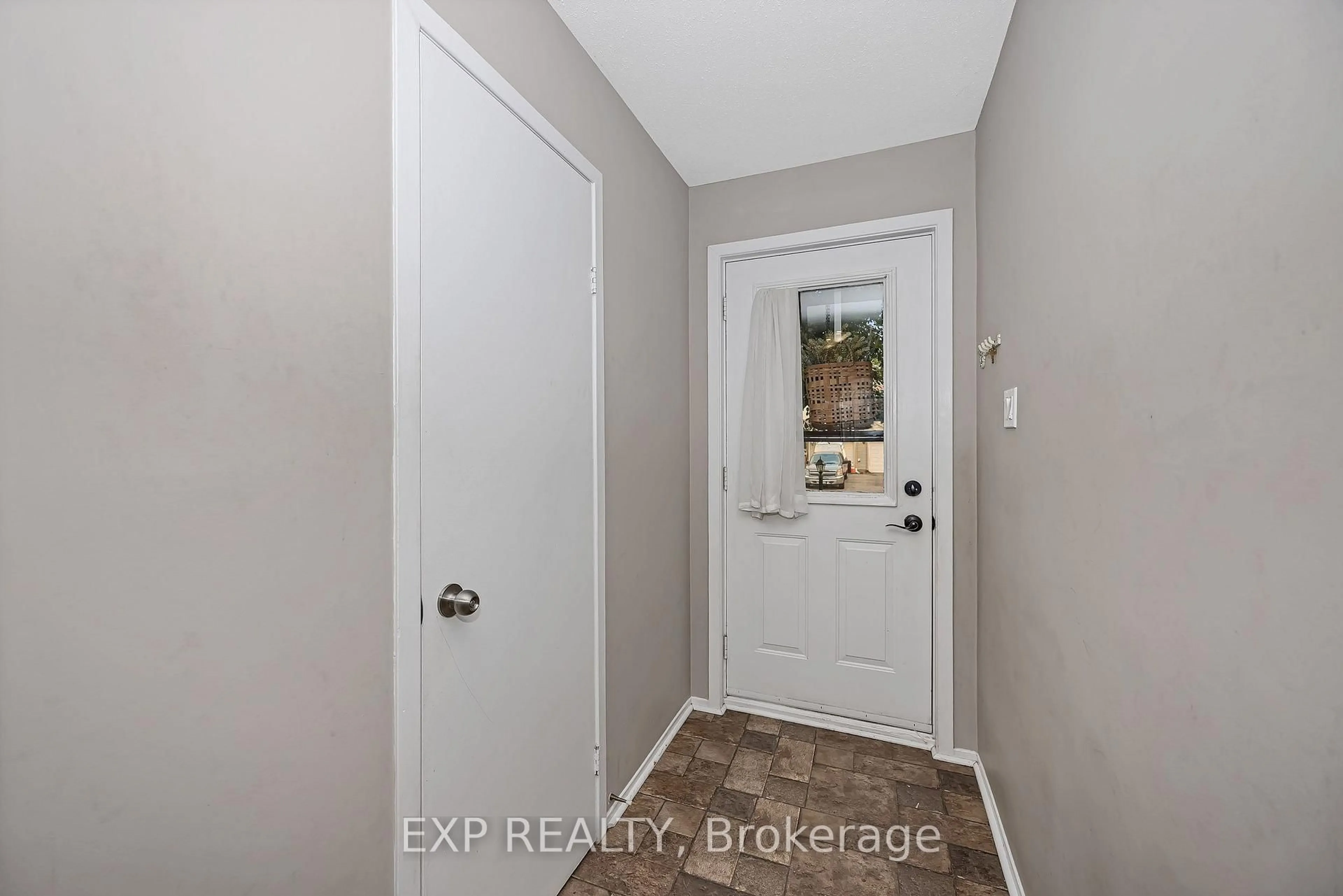 Indoor entryway for 13 Shearer Cres, Ottawa Ontario K2L 3M9