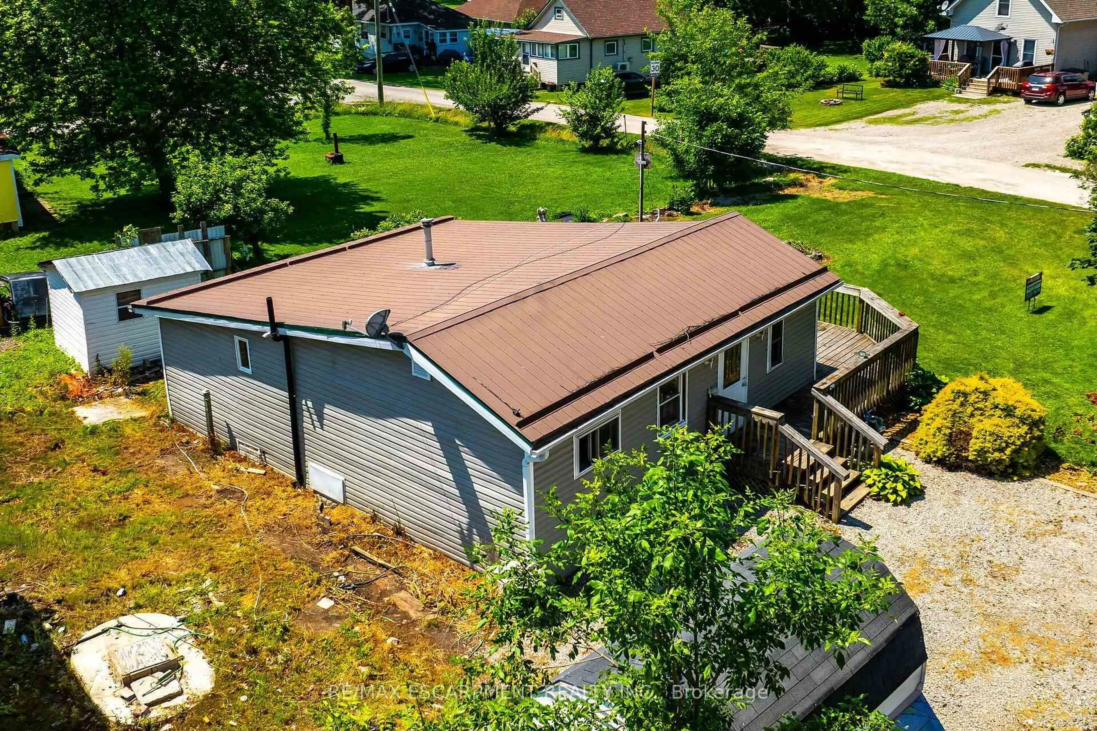 A pic from outside/outdoor area/front of a property/back of a property/a pic from drone, unknown for 19 Barbara Dr, Haldimand Ontario N0A 1L0