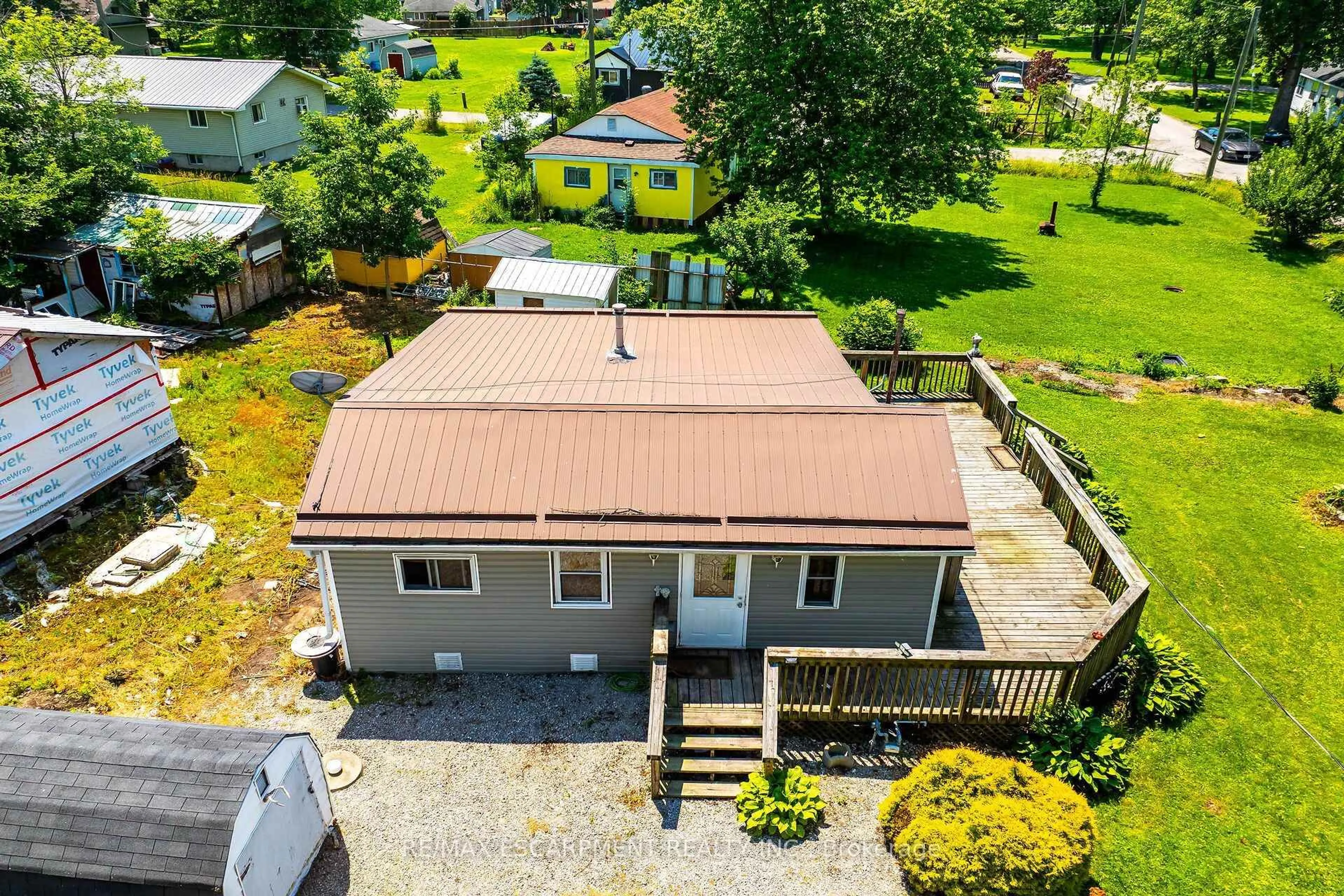 A pic from outside/outdoor area/front of a property/back of a property/a pic from drone, building for 19 Barbara Dr, Haldimand Ontario N0A 1L0