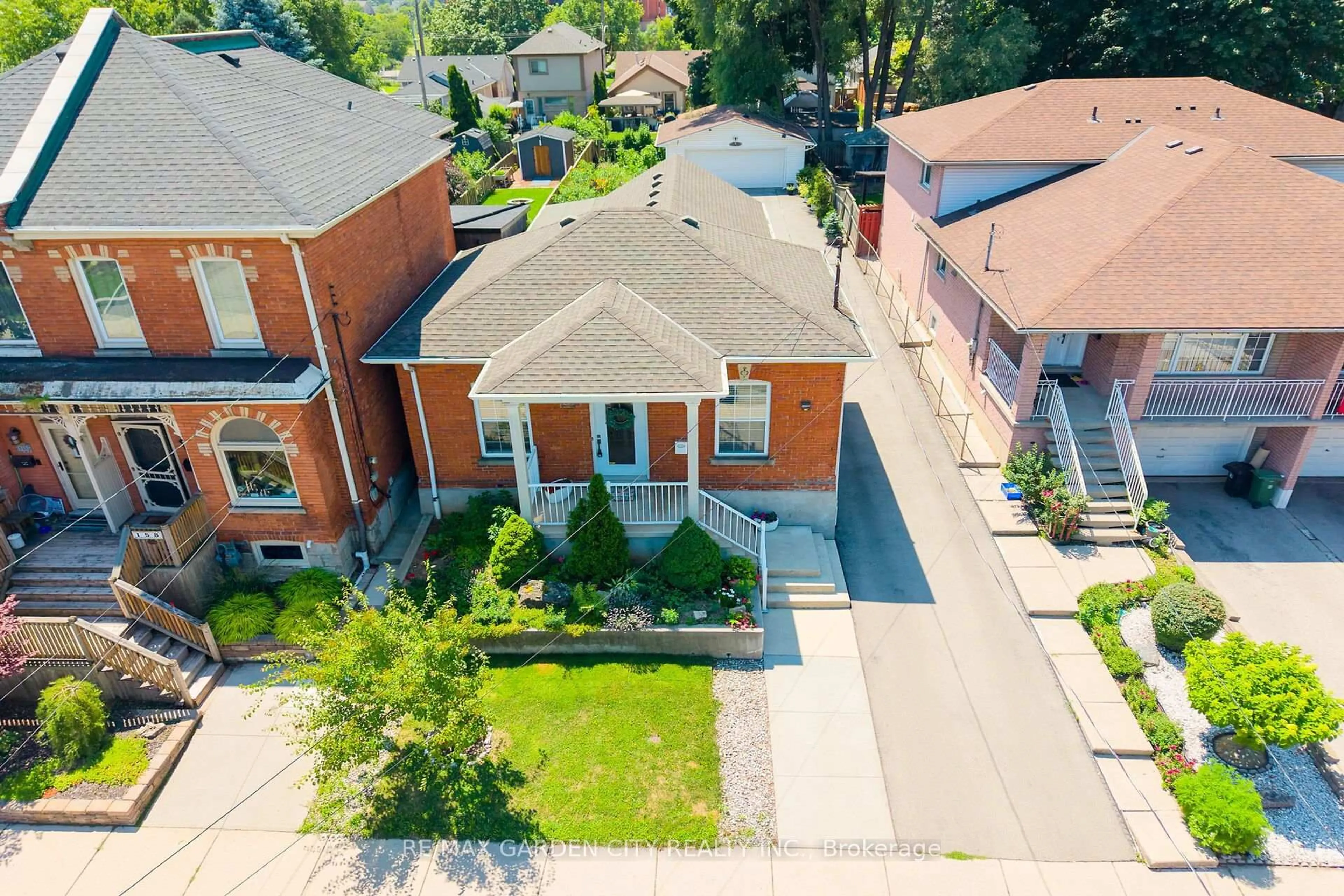 A pic from outside/outdoor area/front of a property/back of a property/a pic from drone, street for 156 SIMCOE St, Hamilton Ontario L8L 3N8