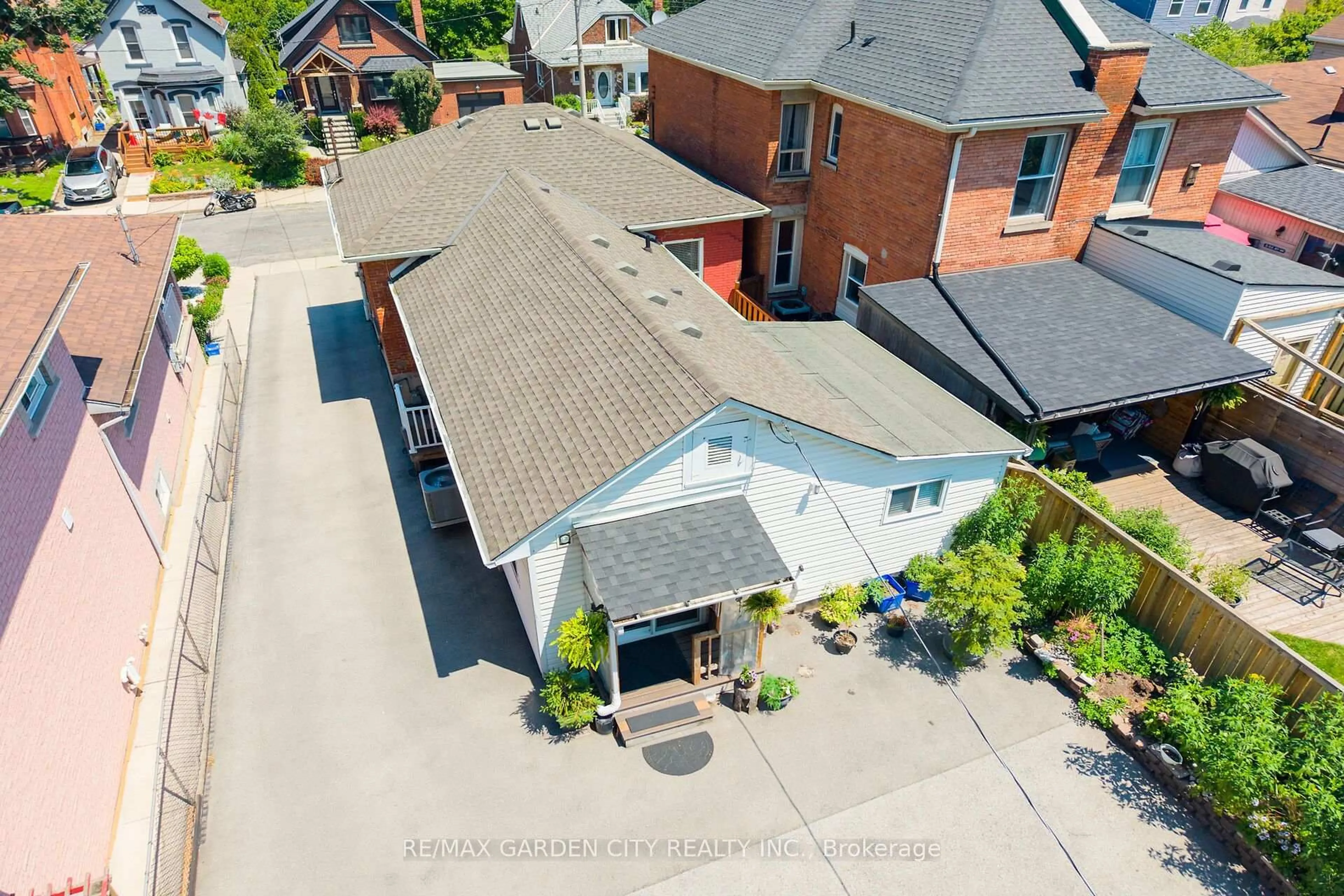 A pic from outside/outdoor area/front of a property/back of a property/a pic from drone, street for 156 SIMCOE St, Hamilton Ontario L8L 3N8