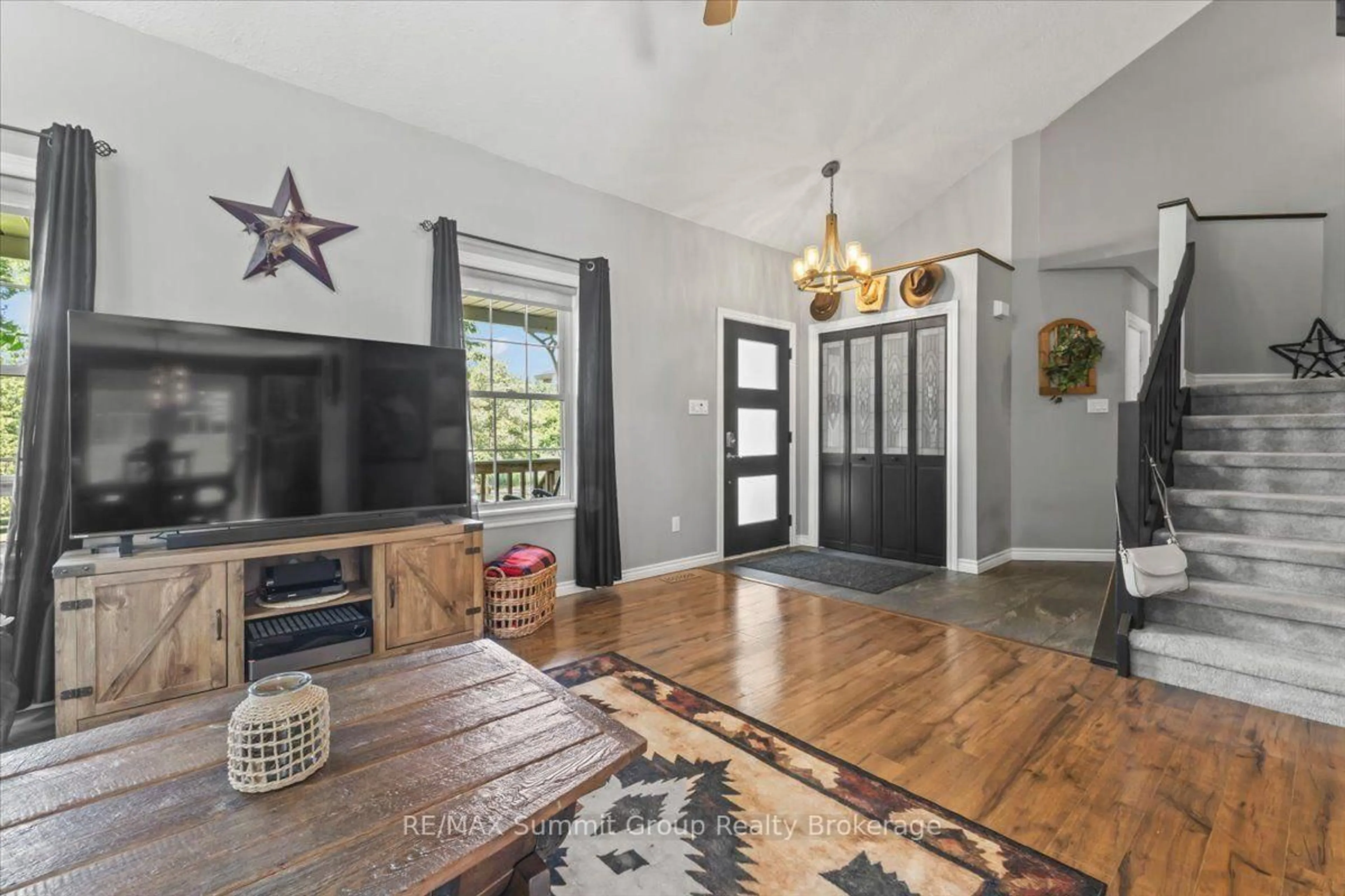 Indoor entryway for 556017 Mulmur-Melancthon Townline, Mulmur Ontario L9V 0A3
