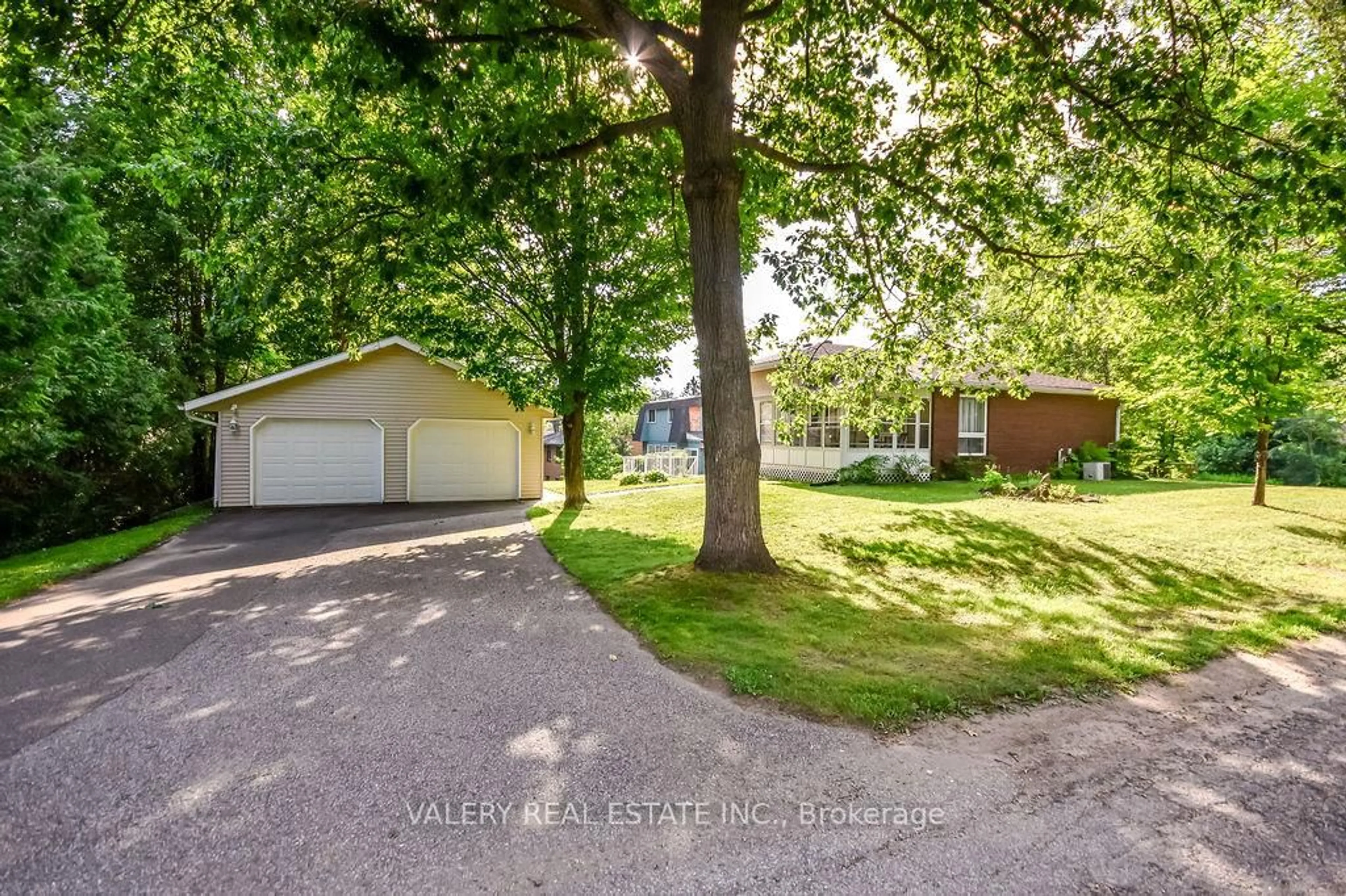 A pic from outside/outdoor area/front of a property/back of a property/a pic from drone, street for 215 Fraser St, Gravenhurst Ontario P1P 1C9