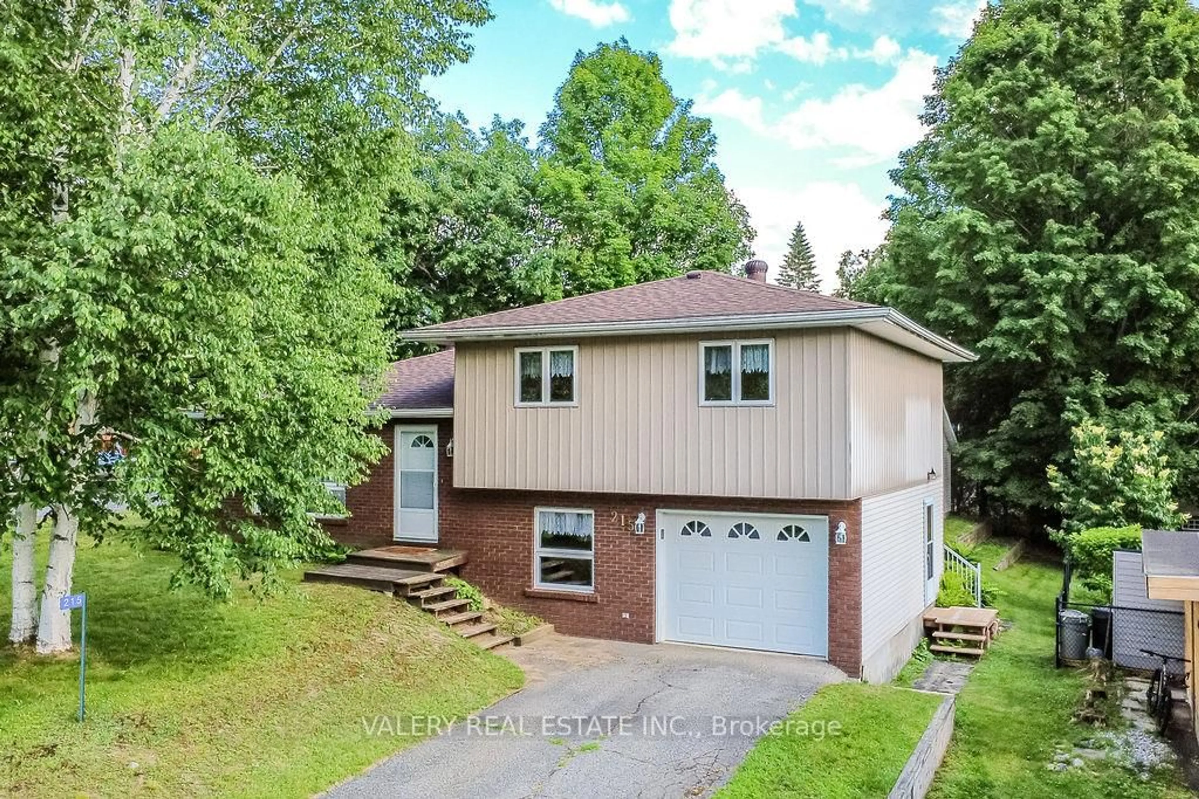 A pic from outside/outdoor area/front of a property/back of a property/a pic from drone, unknown for 215 Fraser St, Gravenhurst Ontario P1P 1C9
