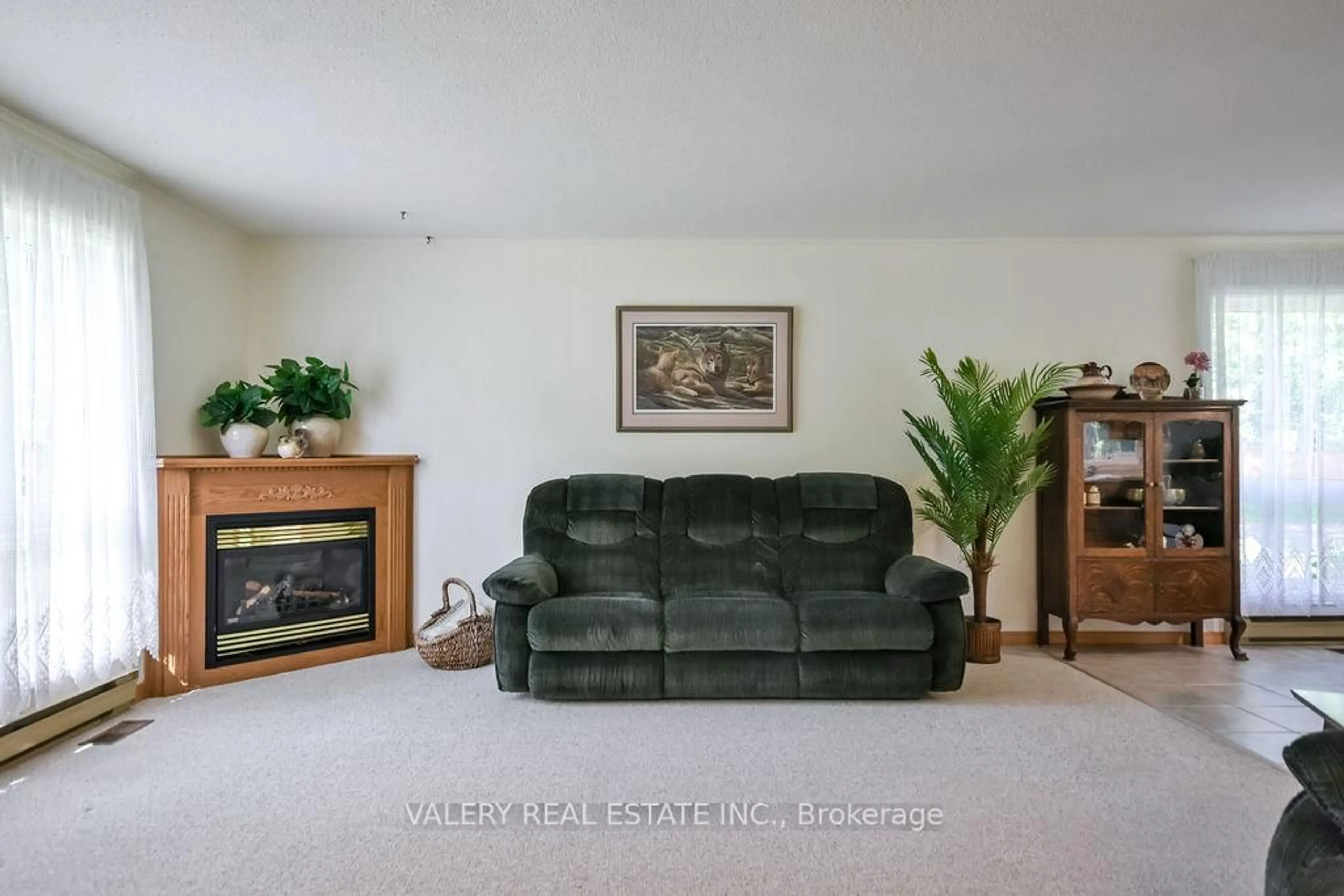 Living room with furniture, unknown for 215 Fraser St, Gravenhurst Ontario P1P 1C9