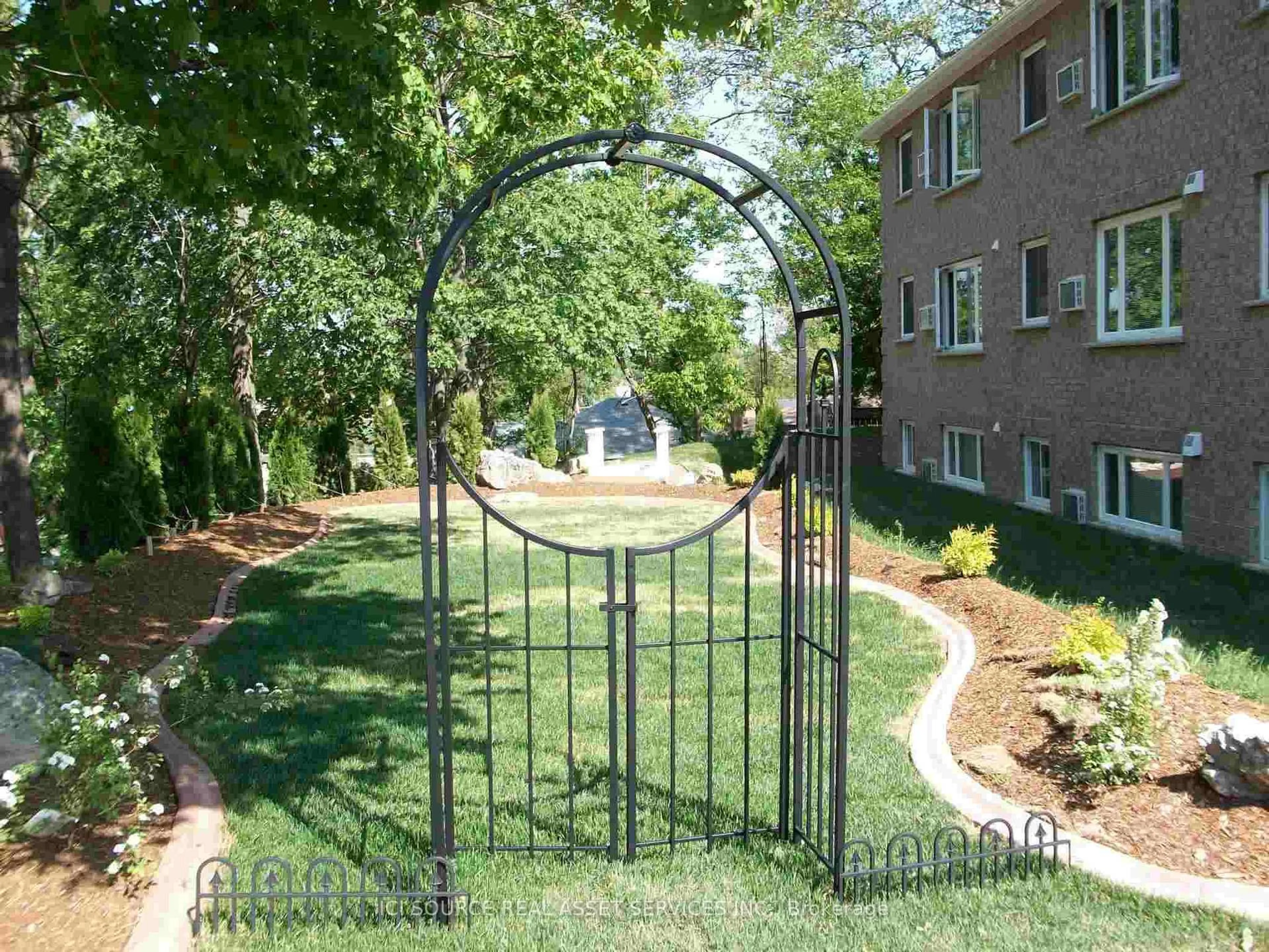 Indoor entryway for 4434 Leader Lane, Niagara Falls Ontario L2E 2Z7