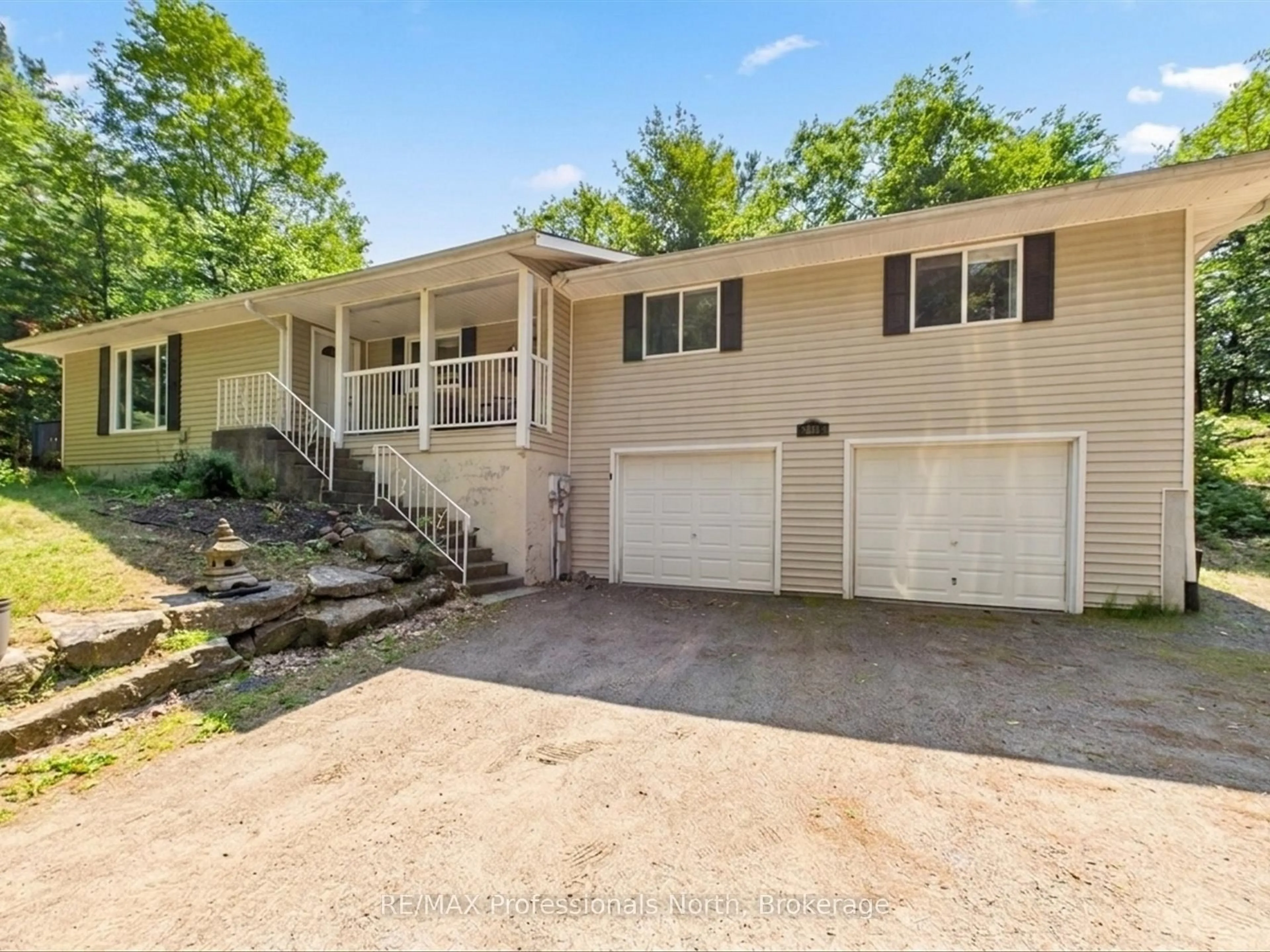 Home with vinyl exterior material, unknown for 800 Manitoba St, Bracebridge Ontario P1L 1W9