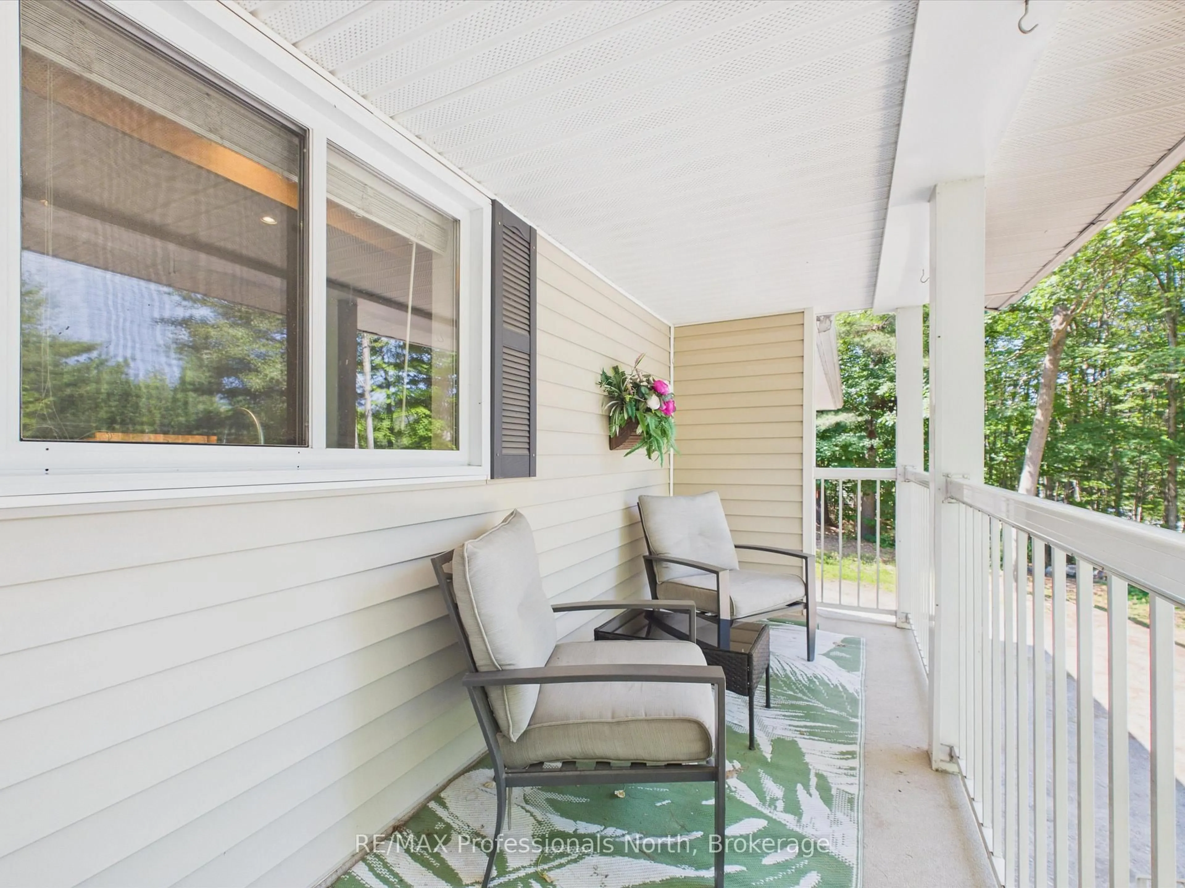 Patio, street for 800 Manitoba St, Bracebridge Ontario P1L 1W9