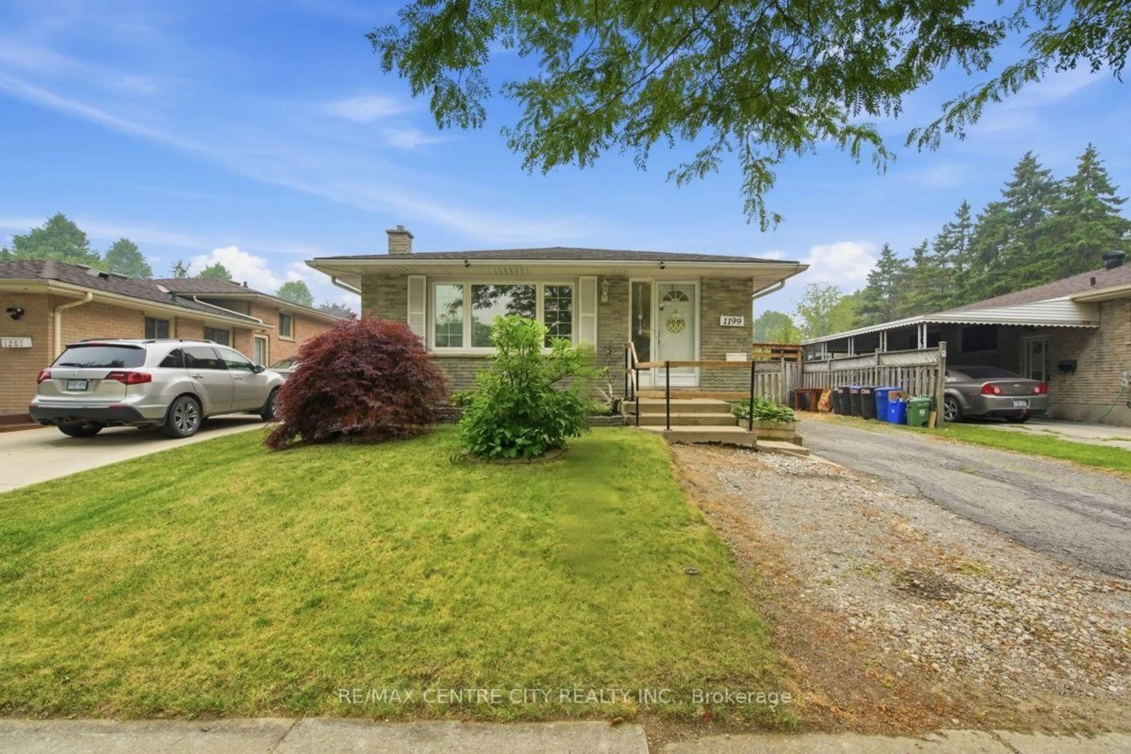 Home with vinyl exterior material, street for 1199 Jalna Blvd, London South Ontario N6E 2A6