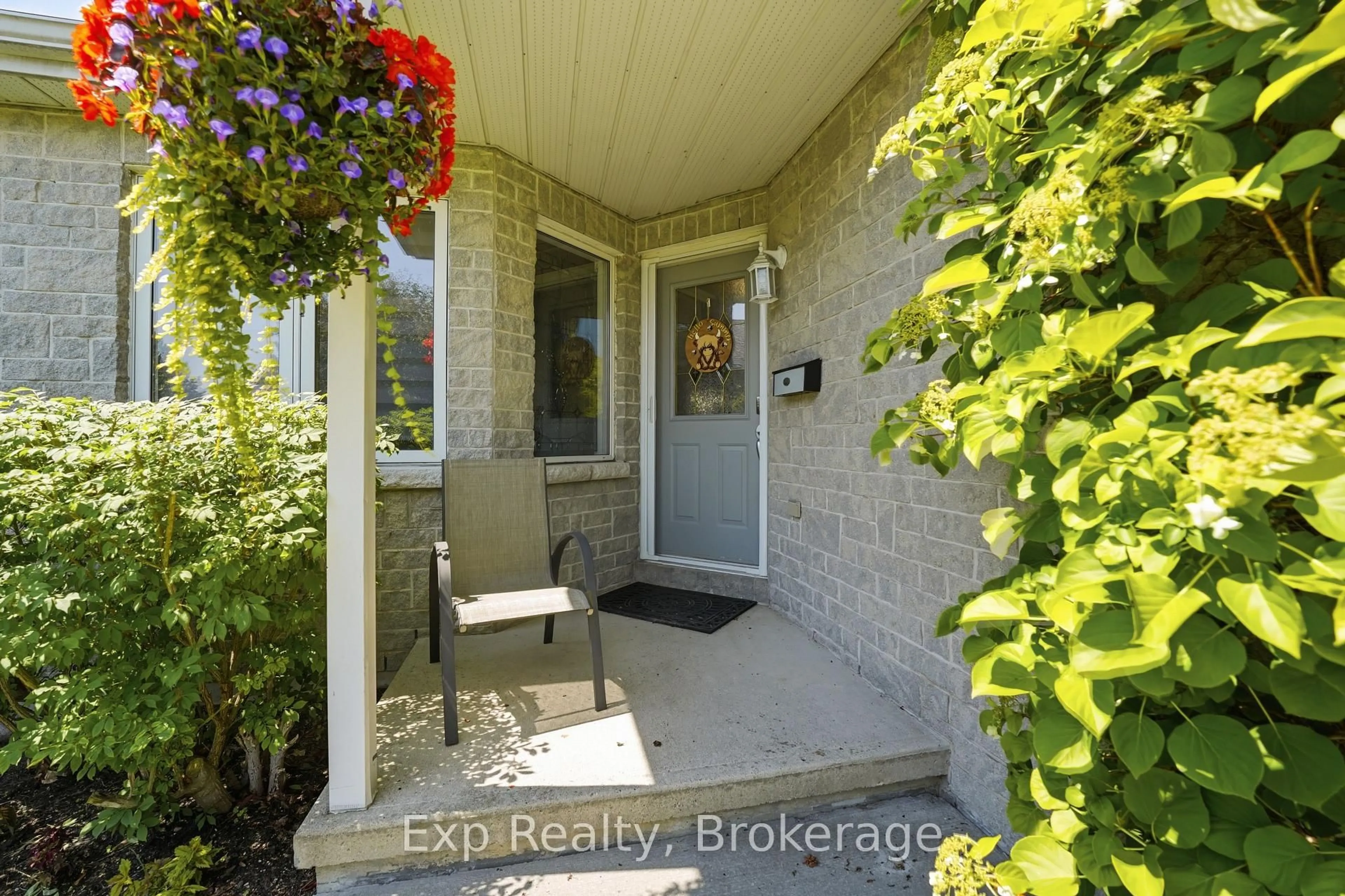 Indoor entryway for 704 Millwood Dr, Kingston Ontario K7M 8Z1