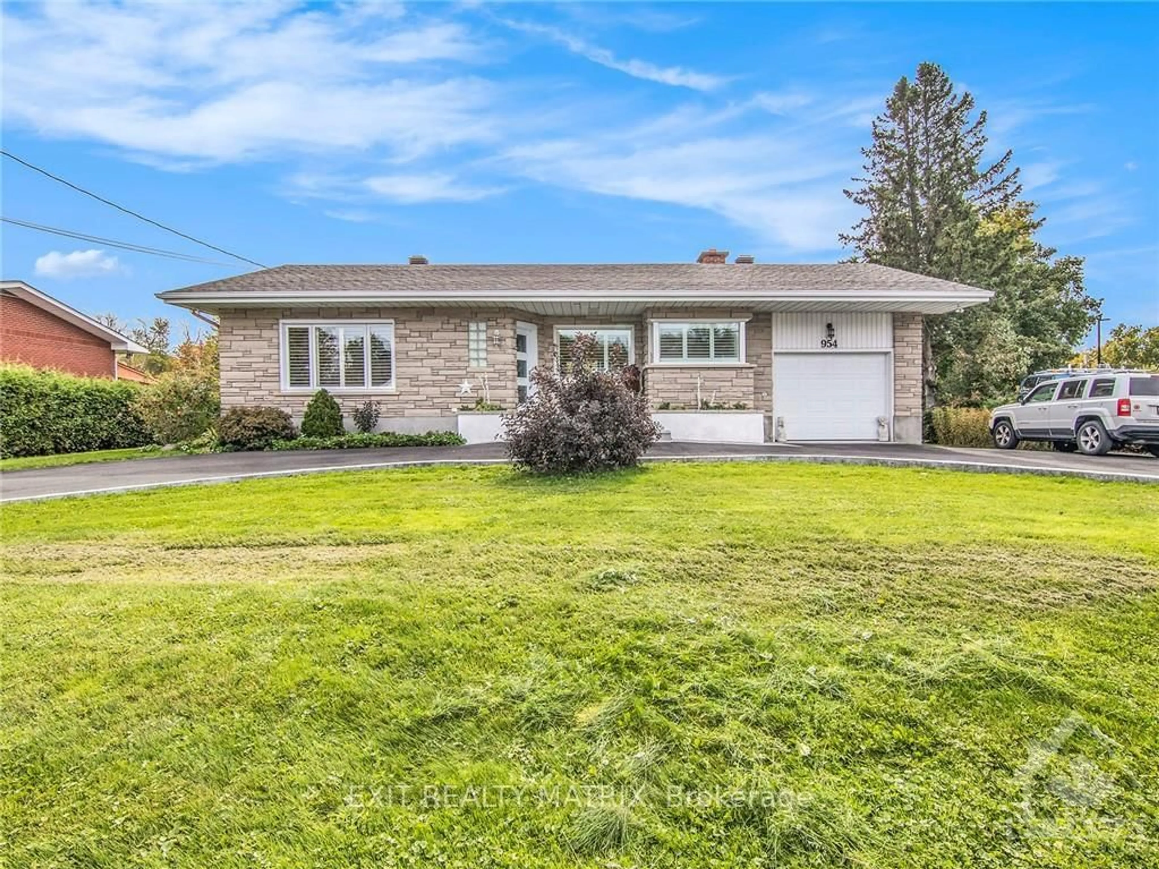 Home with vinyl exterior material, street for 954 NOTRE DAME St, Russell Ontario K0A 1W0