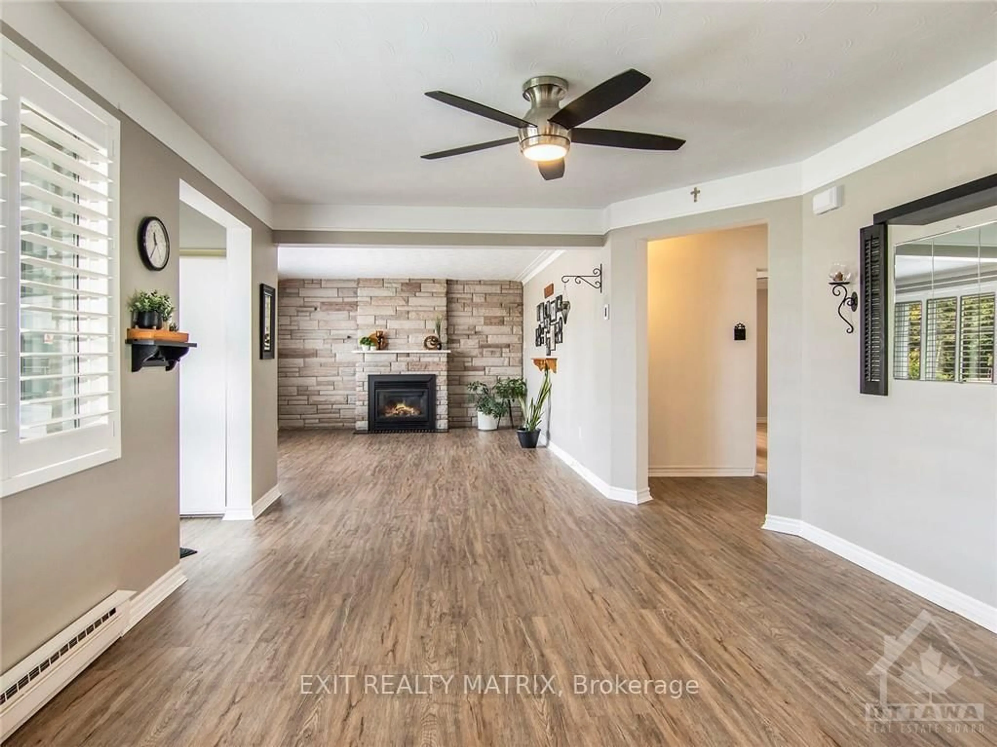Living room with furniture, wood/laminate floor for 954 NOTRE DAME St, Russell Ontario K0A 1W0